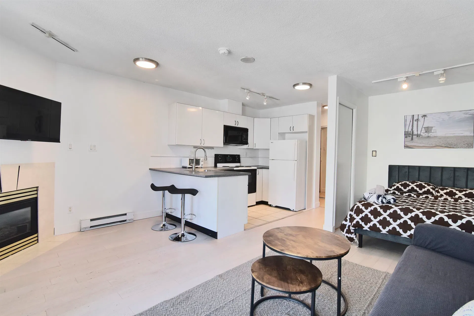 Photo 4 of 17 at #2801 – 939 Homer Street