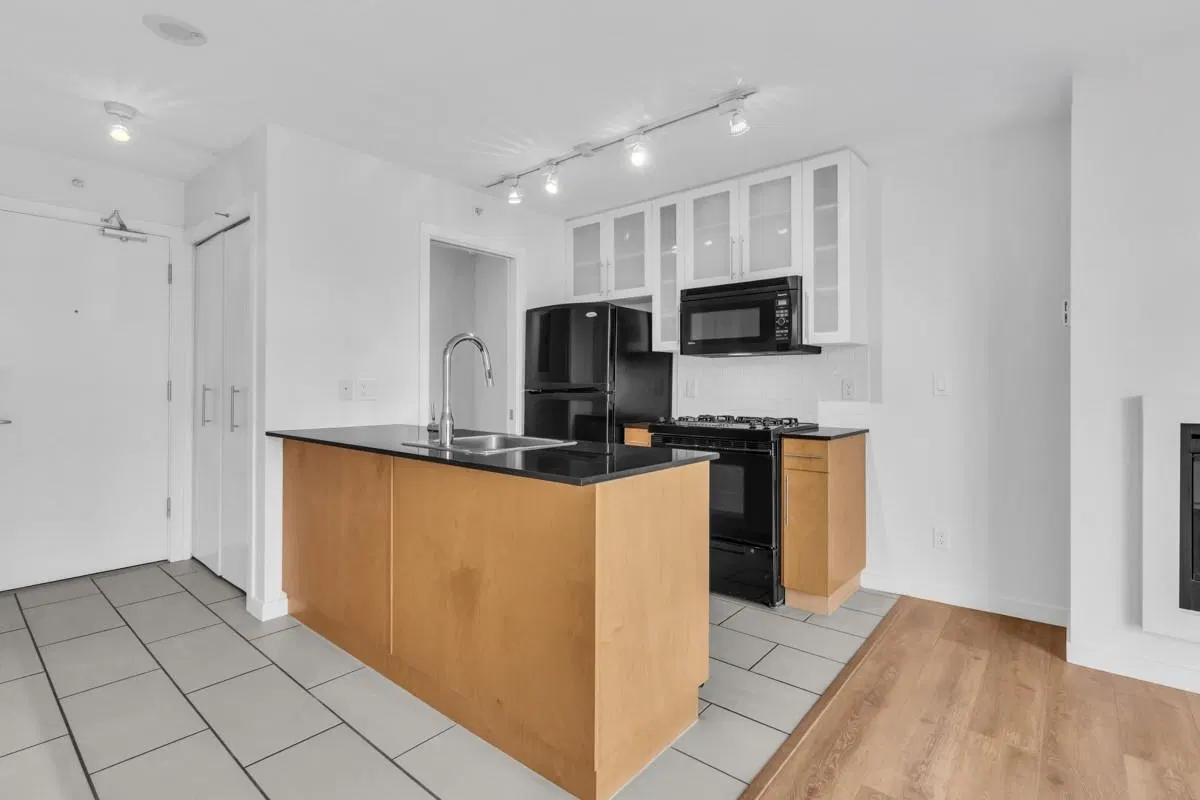 Photo 2 of 21 at #1703 – 1225 Richards Street