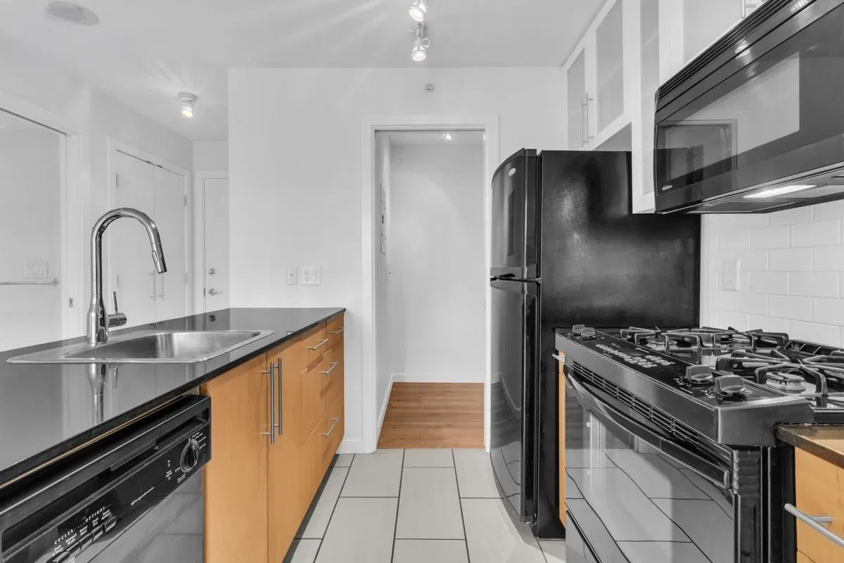 Photo 3 of 21 at #1703 – 1225 Richards Street