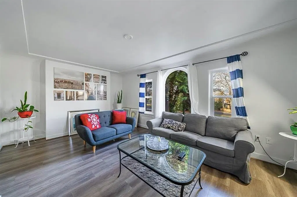 Photo 4 of 16 at 3694 W 16th Avenue