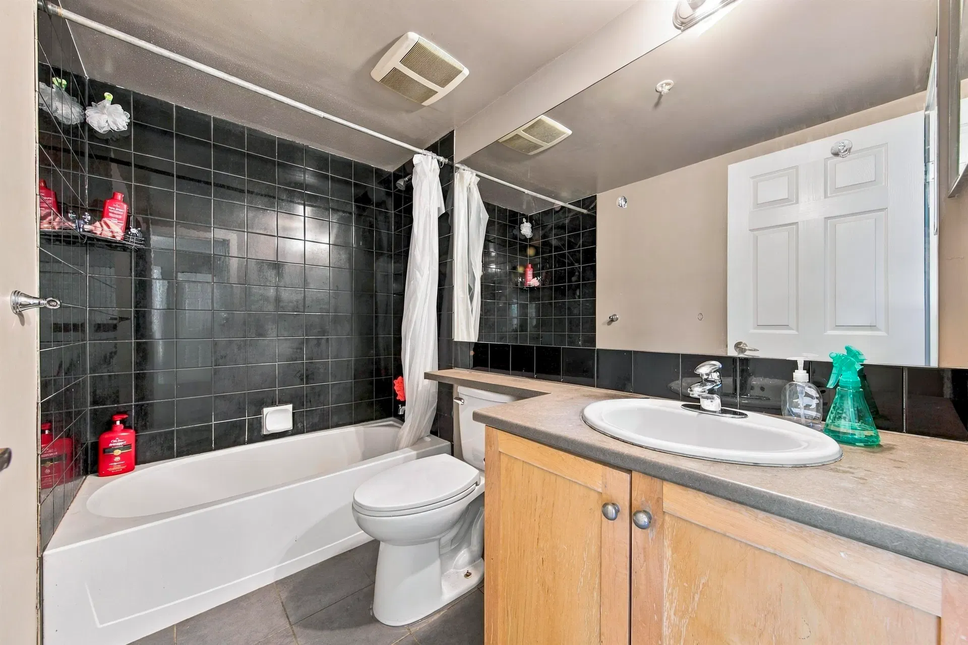 Photo 4 of 12 at #3318 – 240 Sherbrooke Street