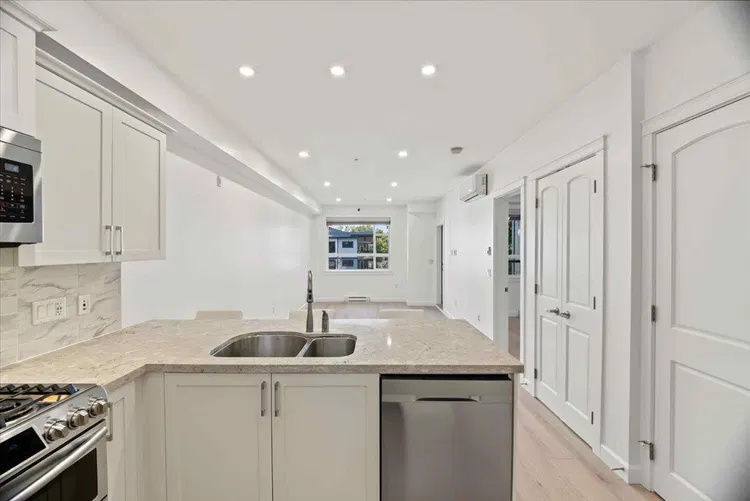 Photo 5 of 40 at #408 – 14588 Mcdougall Drive