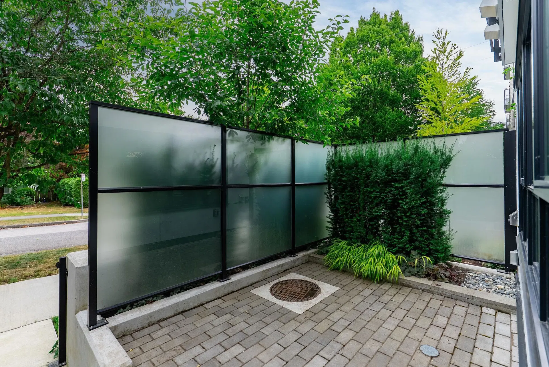 Photo 4 of 17 at #11 – 520 W 28th Avenue