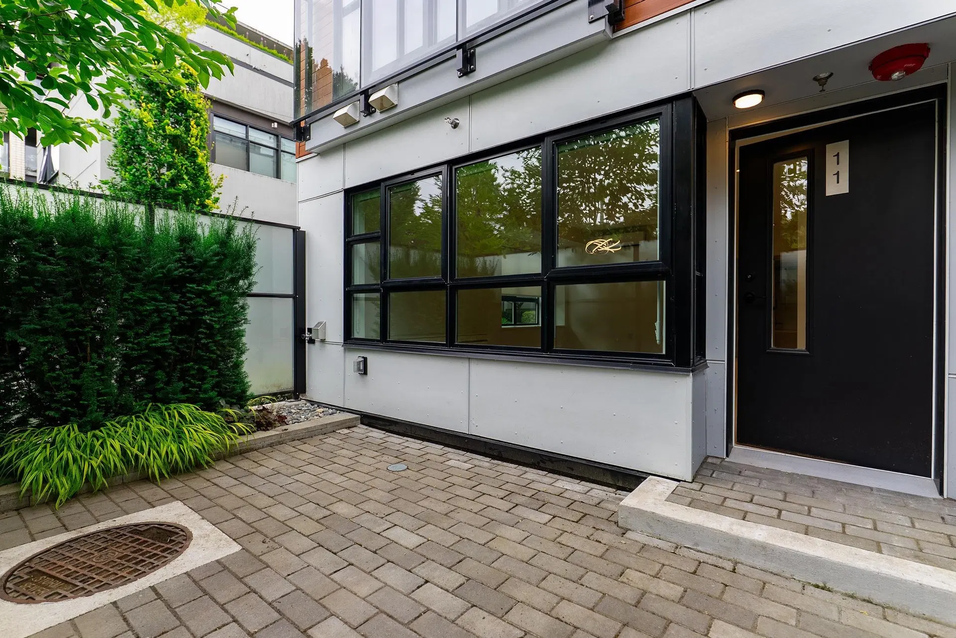 Photo 5 of 17 at #11 – 520 W 28th Avenue