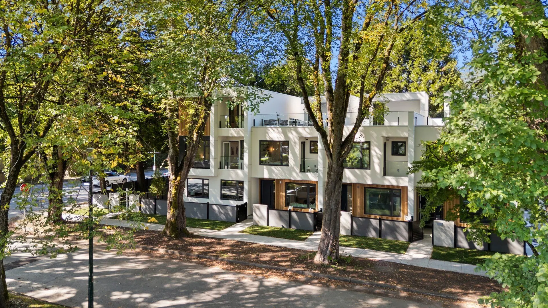 Photo 3 of 40 at #3 – 1491 Devonshire Crescent