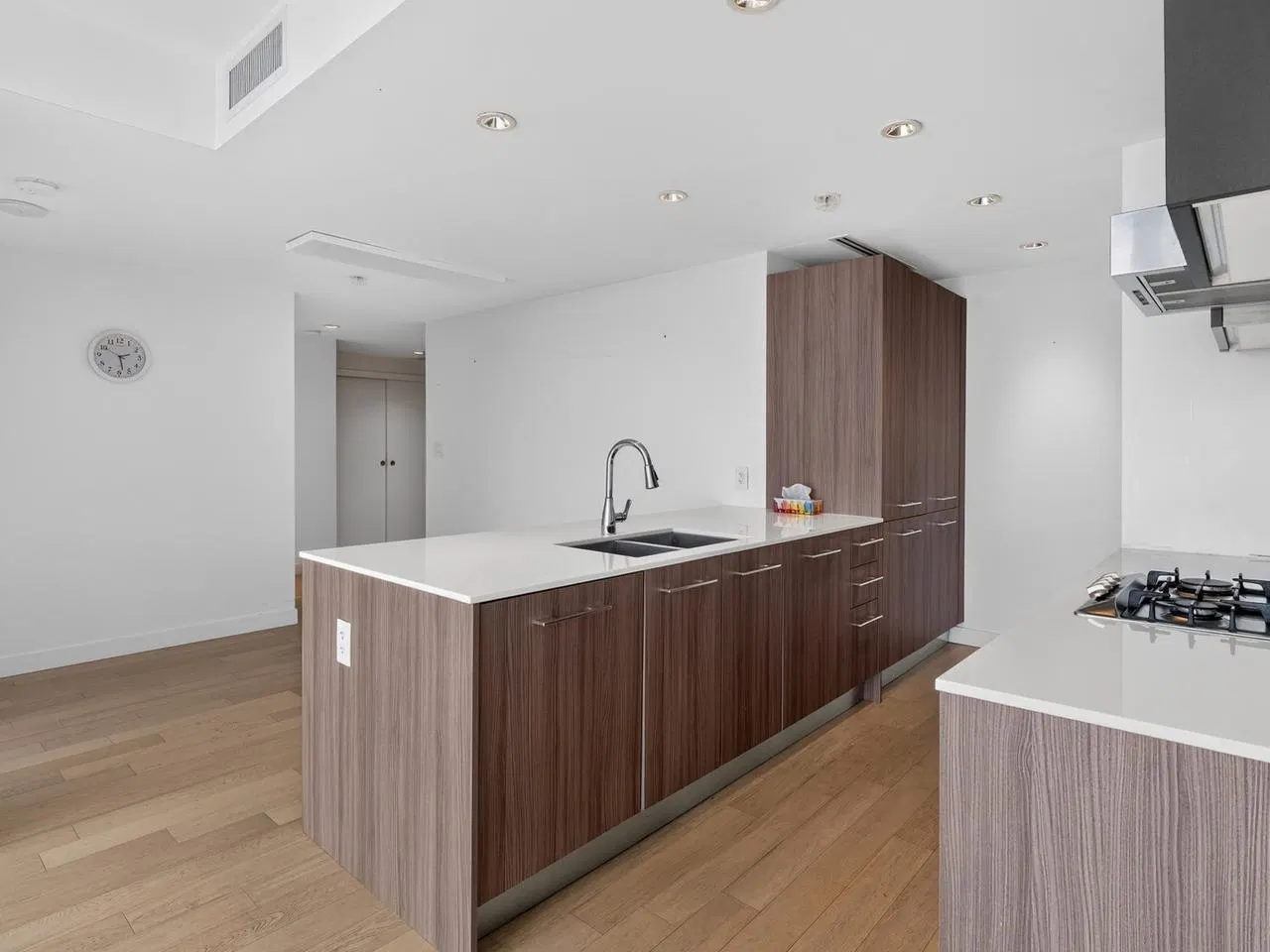 Photo 5 of 32 at #906 – 2221 E 30th Avenue