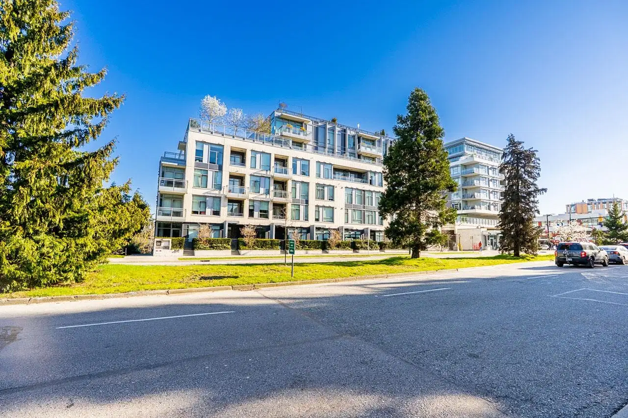 #302 – 523 King Edward Avenue