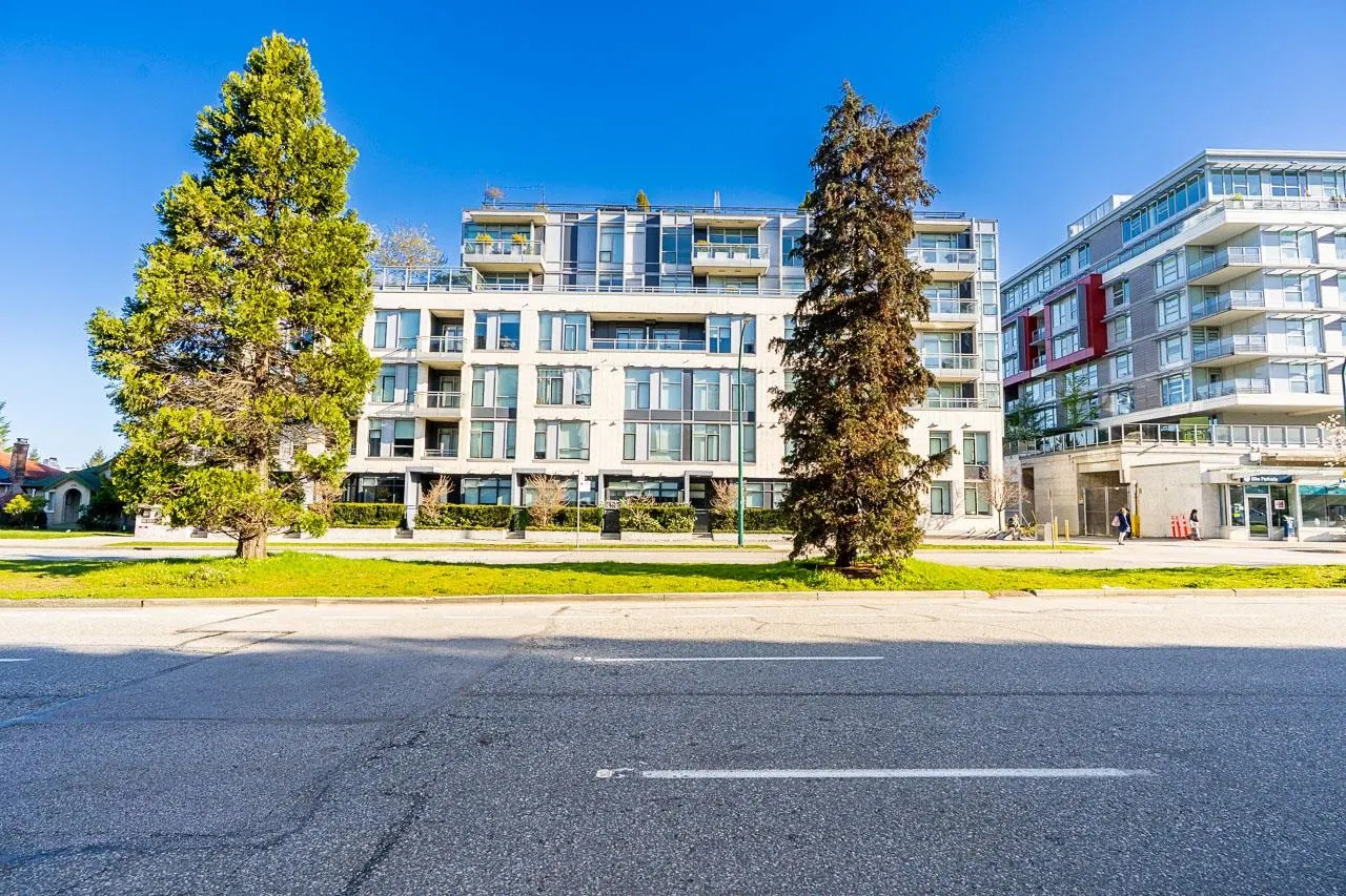 Photo 2 of 38 at #302 – 523 W King Edward Avenue