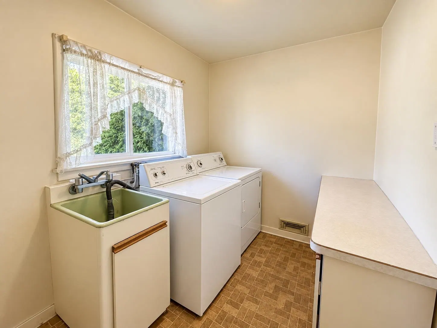 Photo 5 of 11 at 1309 Edinburgh Street