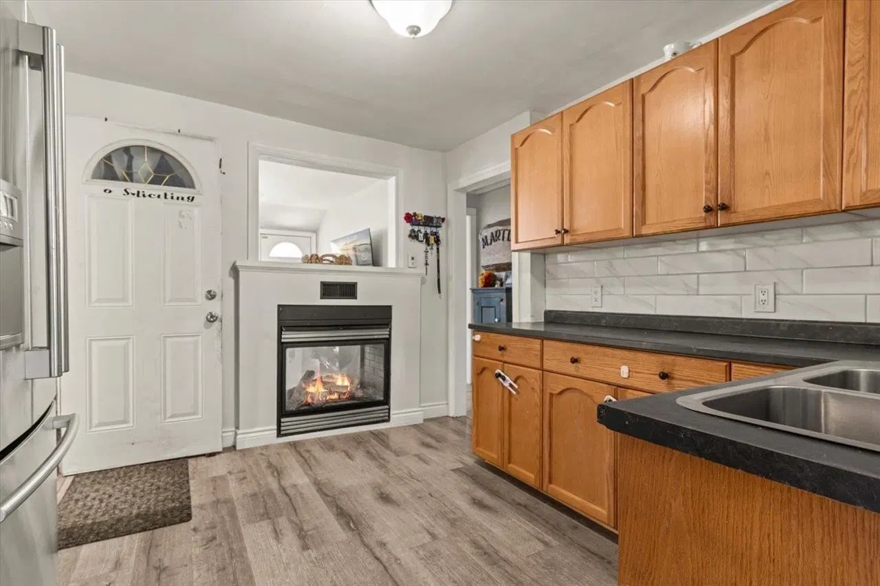 Photo 4 of 18 at 325 Hudson Bay Street
