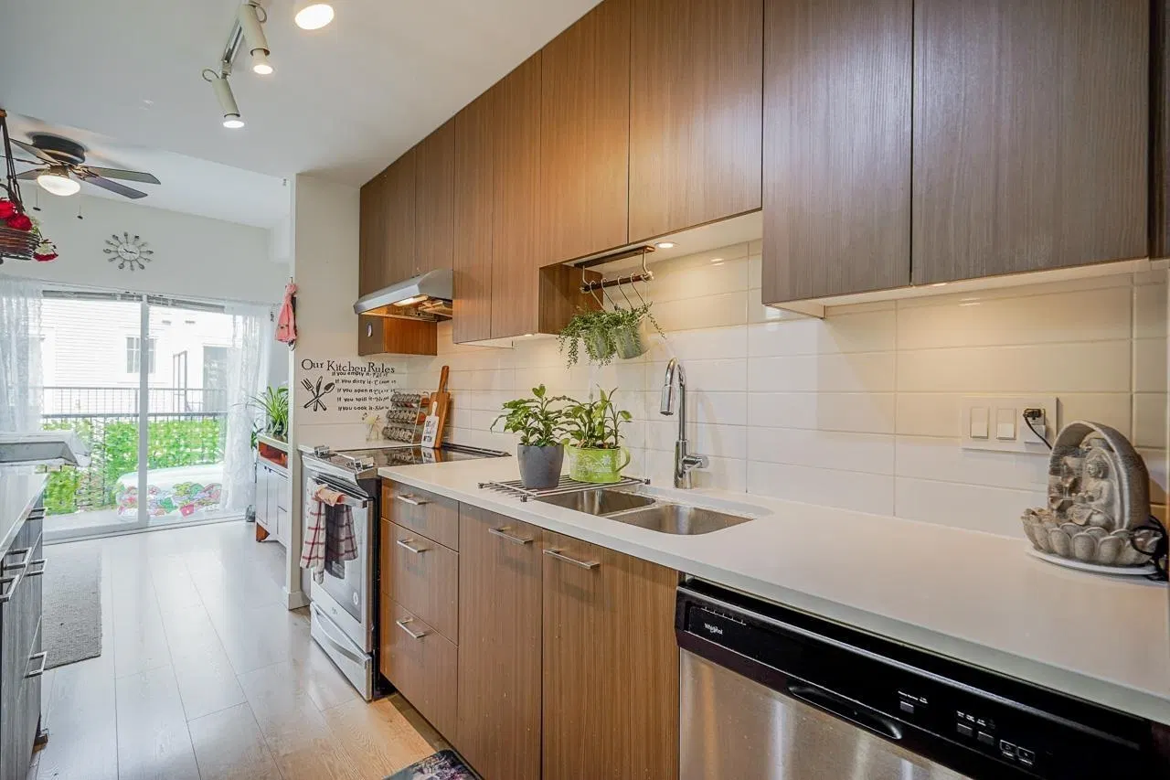 Photo 4 of 19 at #44 – 32633 Simon Avenue