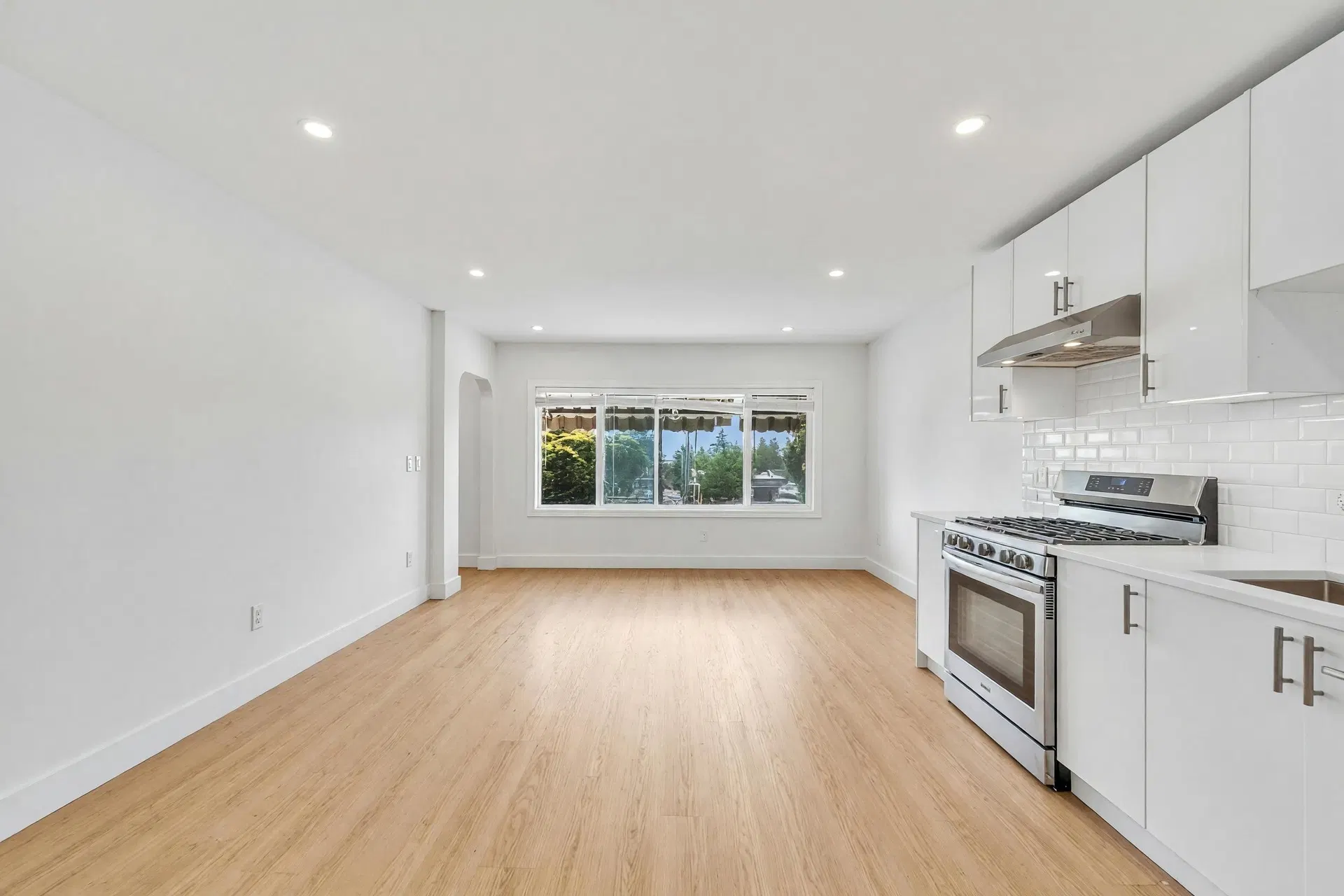 Photo 3 of 17 at 425 E 57th Avenue