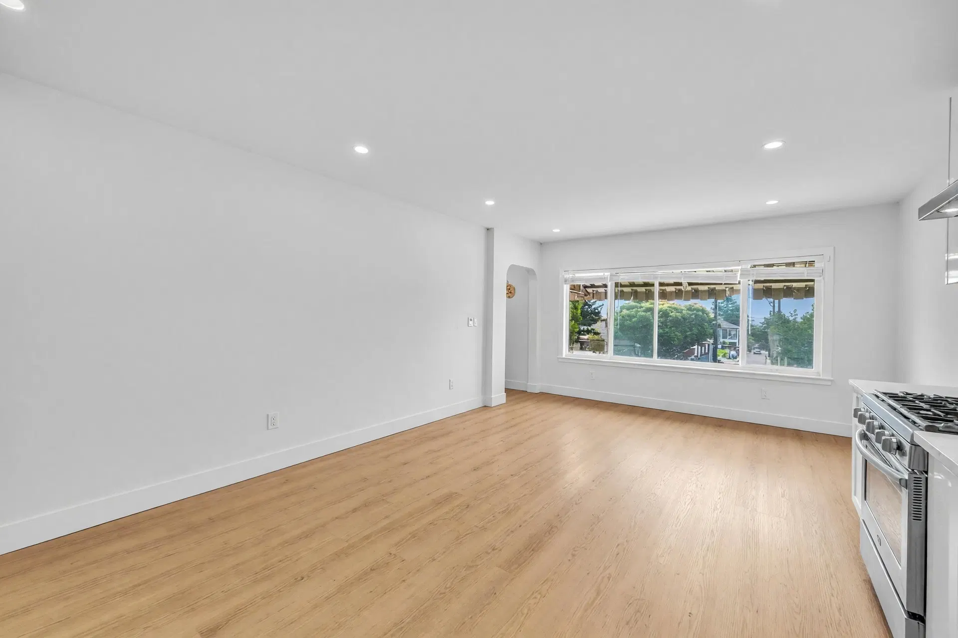Photo 4 of 17 at 425 E 57th Avenue