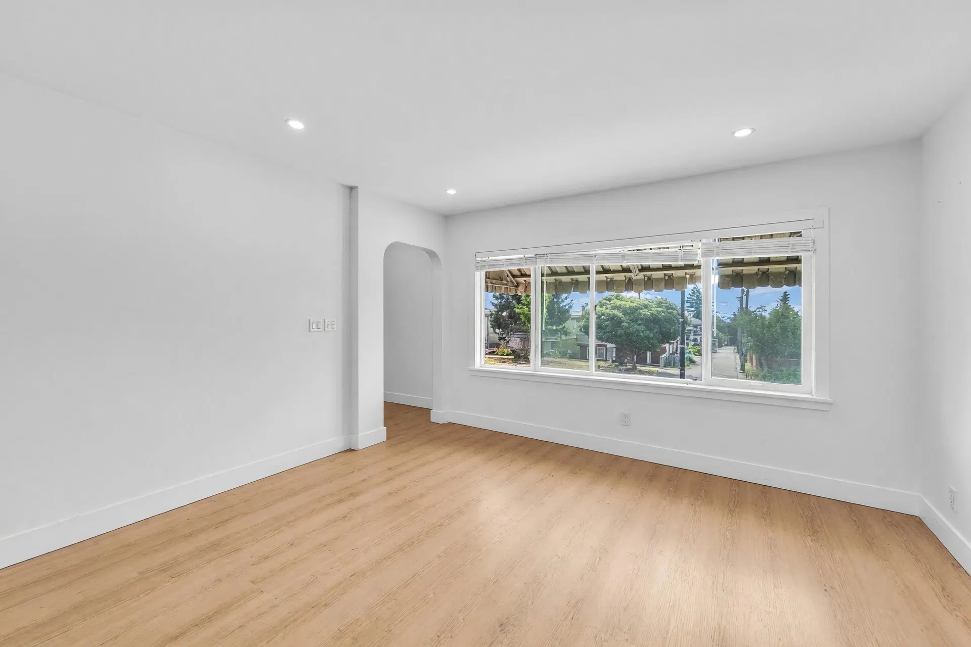 Photo 5 of 17 at 425 E 57th Avenue