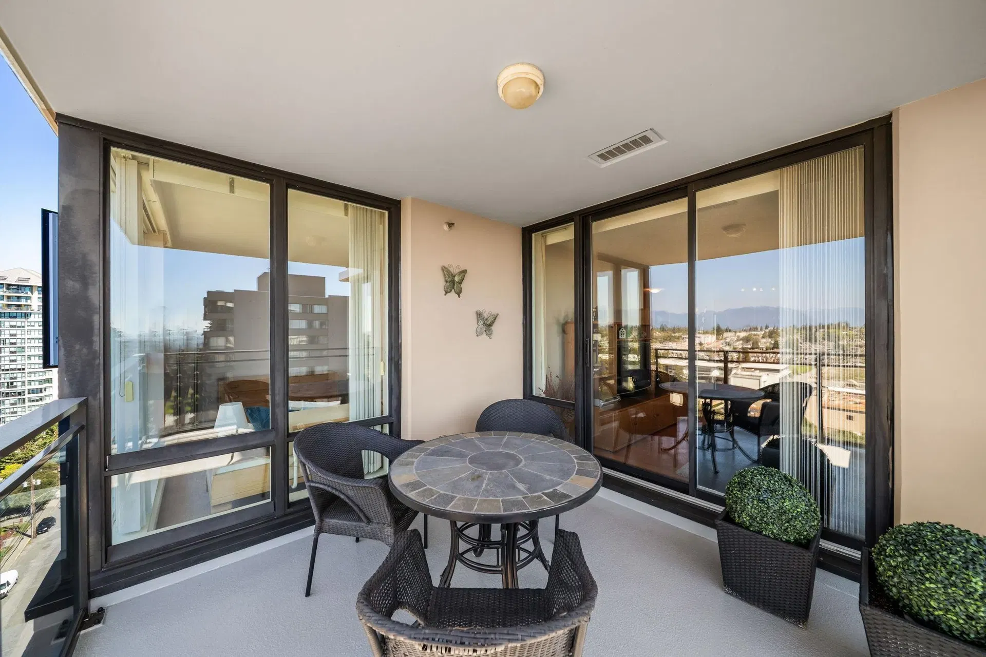 Photo 4 of 40 at #1602 – 720 Hamilton Street