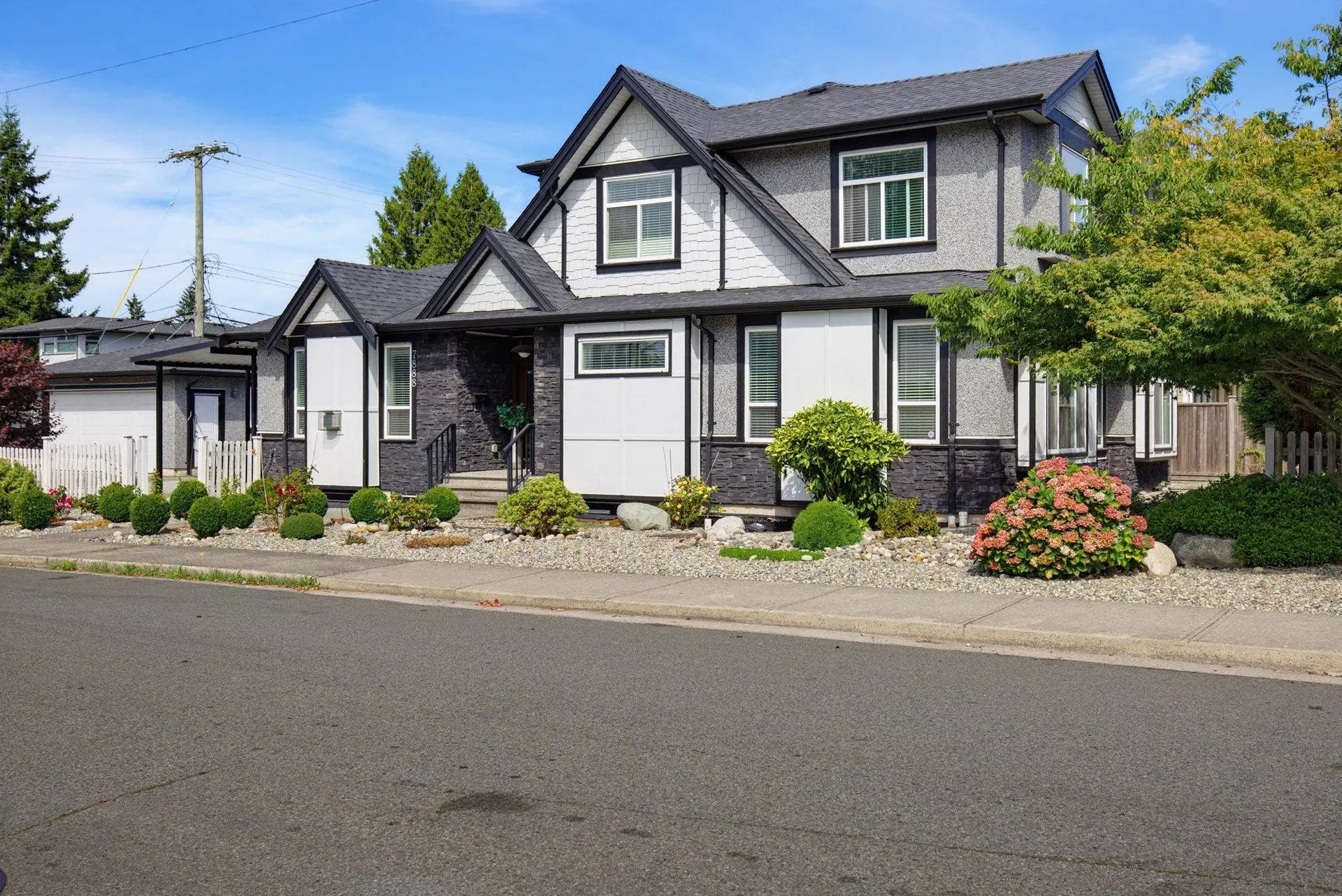 Photo 3 of 37 at 7888 Coquitlam Street