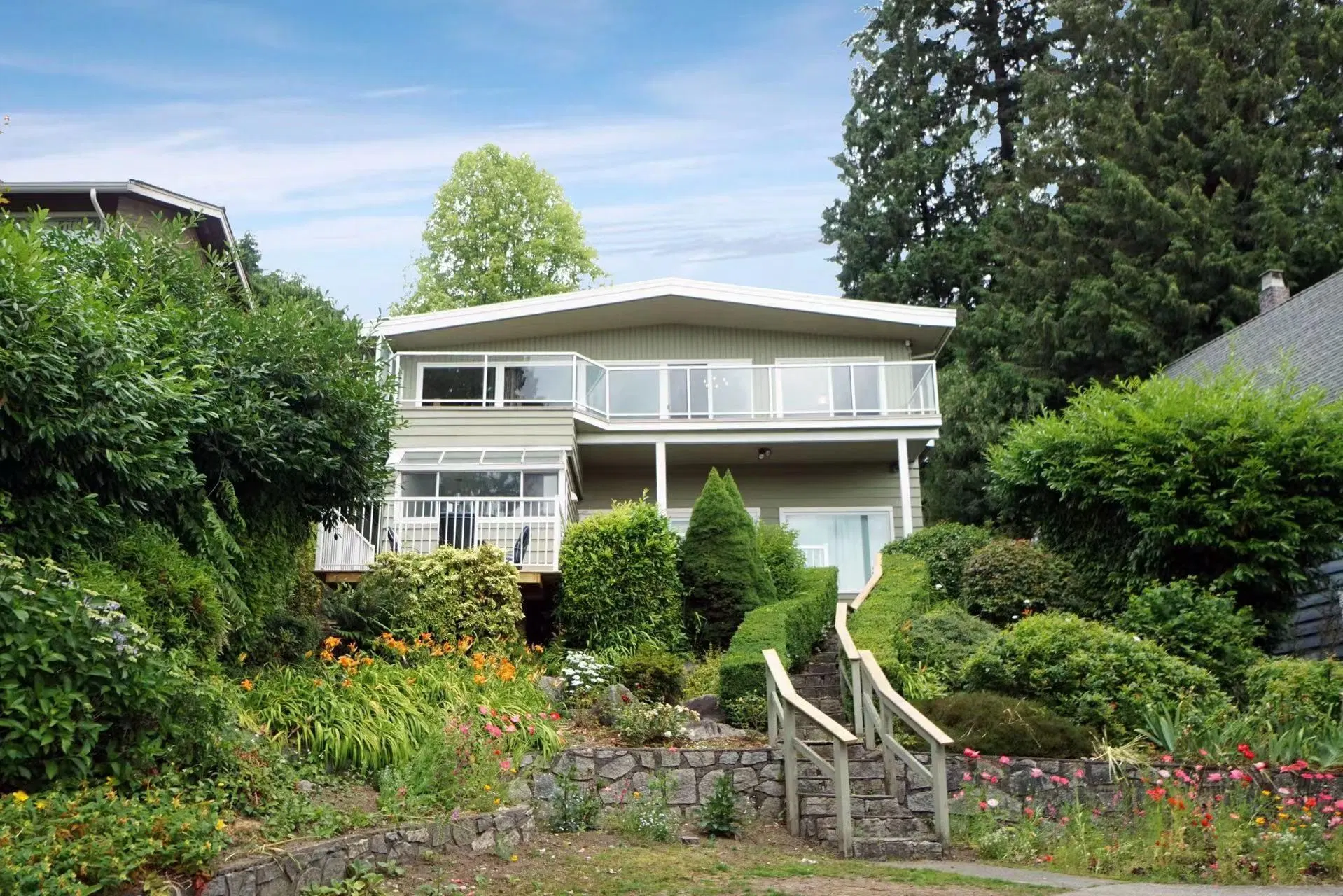 Photo 1 of 22 at 850 Esquimalt Avenue