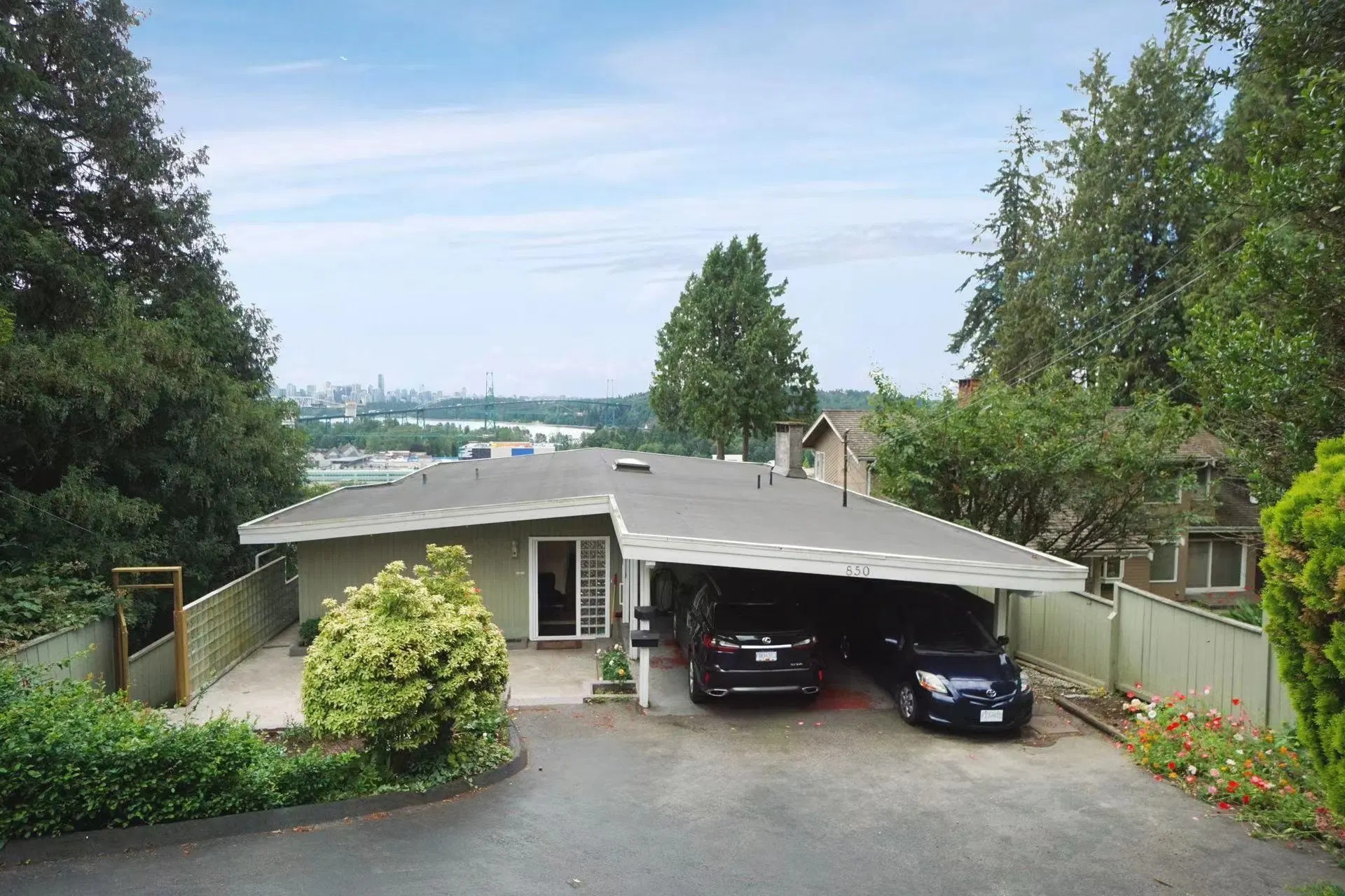 Photo 2 of 22 at 850 Esquimalt Avenue