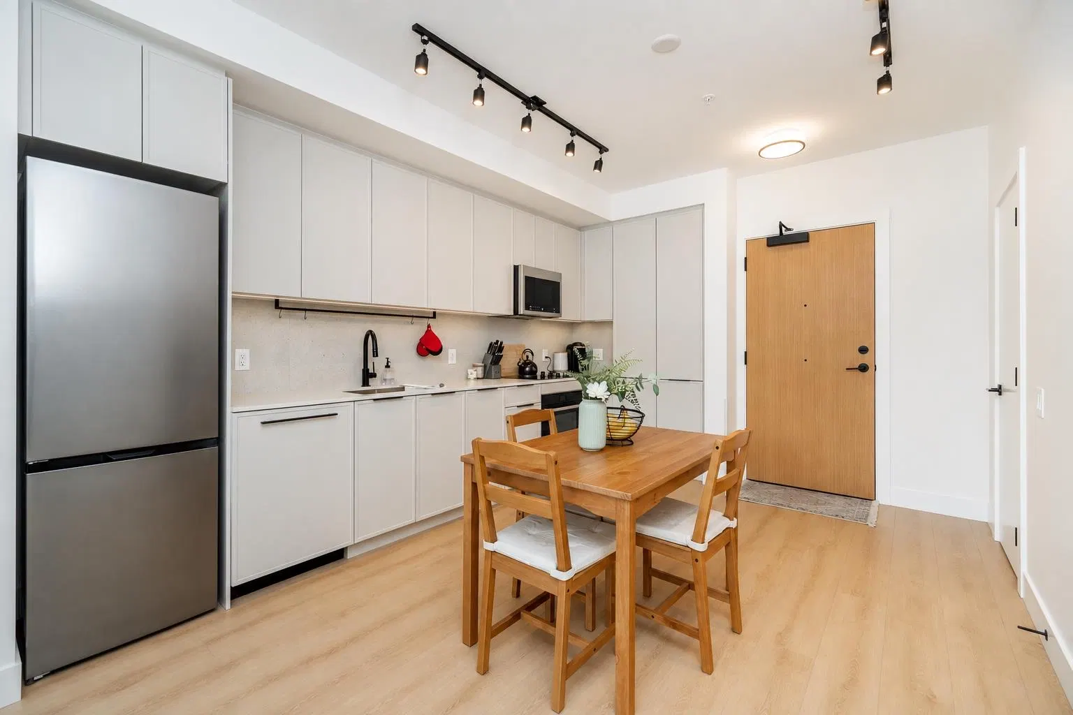 Photo 5 of 37 at #603 – 3055 Murray Street