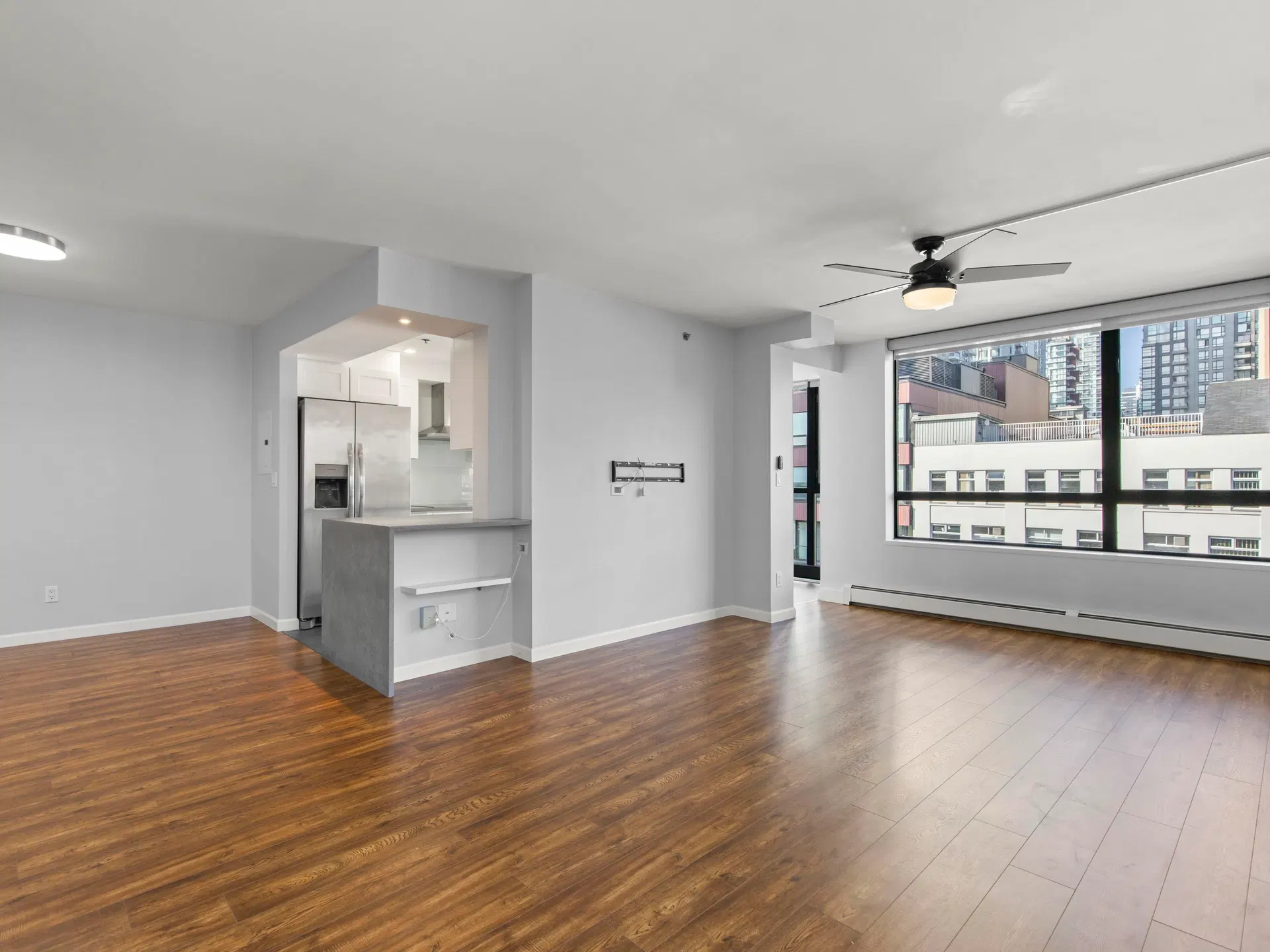 Photo 3 of 30 at #701 – 289 Drake Street