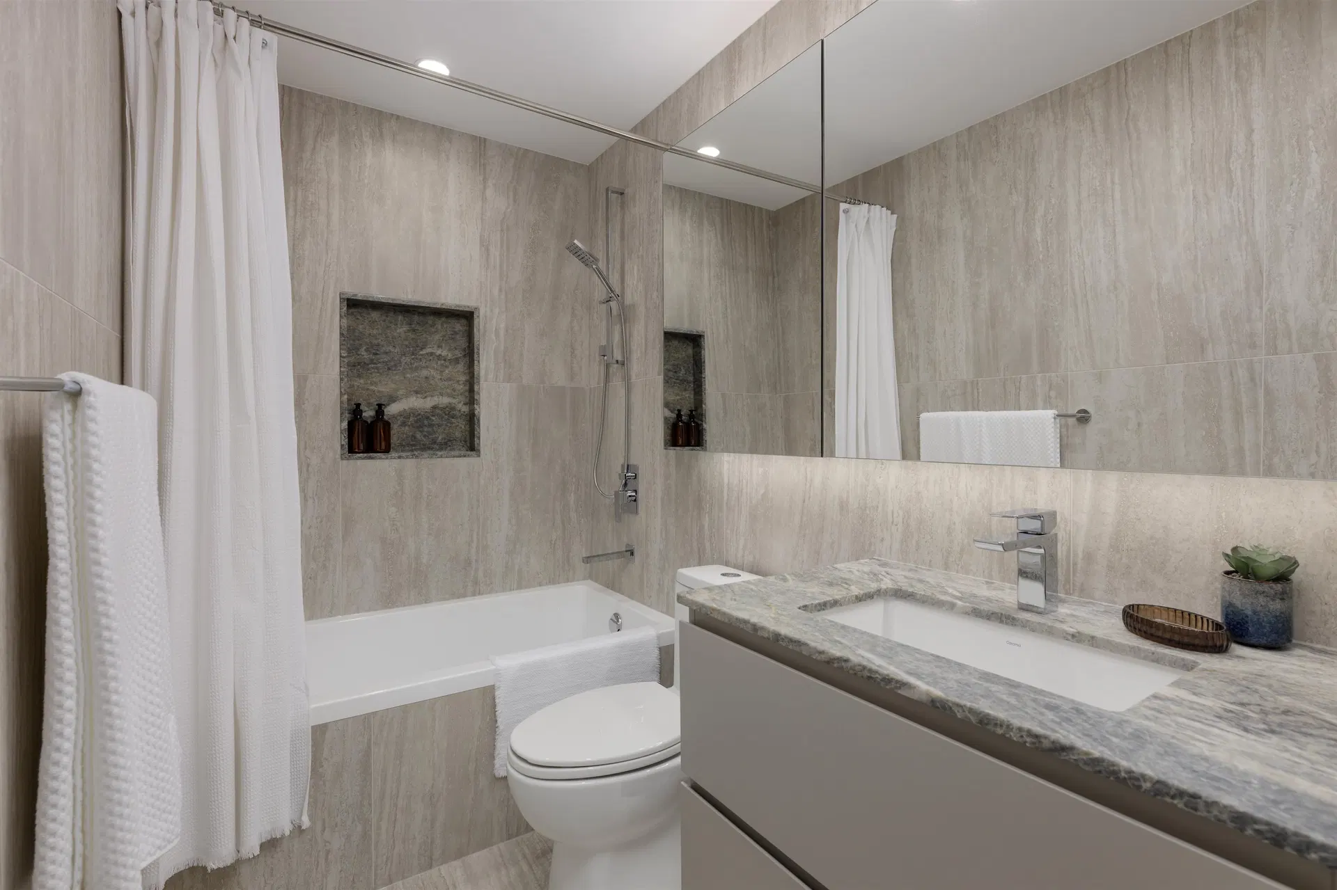 Photo 5 of 12 at #618 – 688 W 57th Avenue
