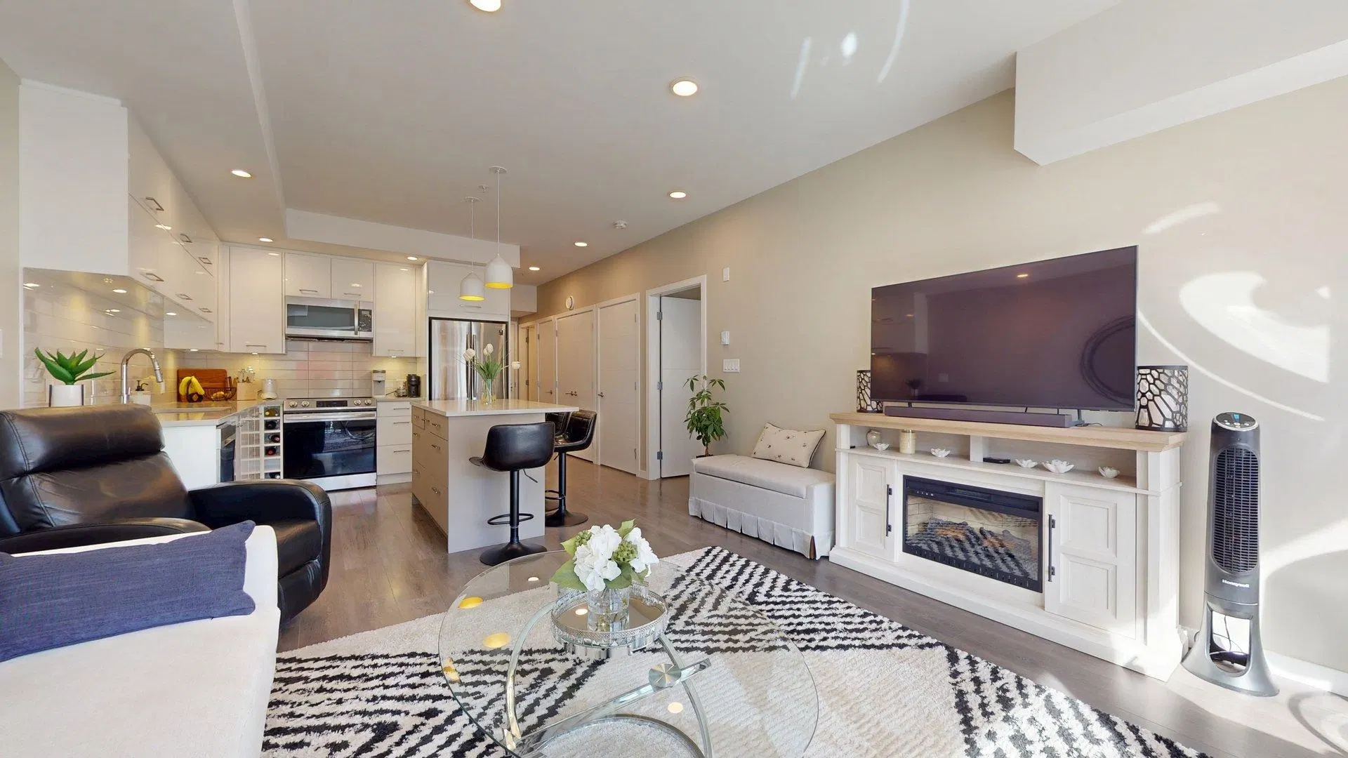 Photo 2 of 28 at #508 – 38033 Second Avenue