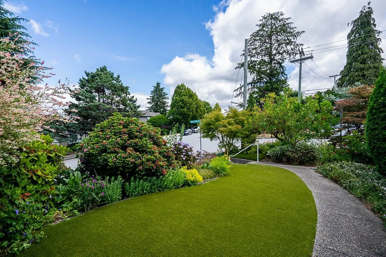 Photo 4 of 40 at 3896 Elmwood Street