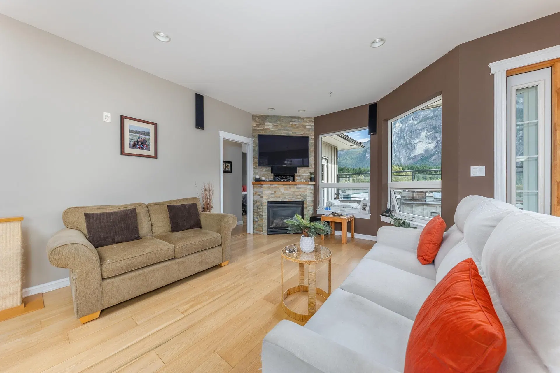Photo 5 of 12 at 37738 Third Avenue