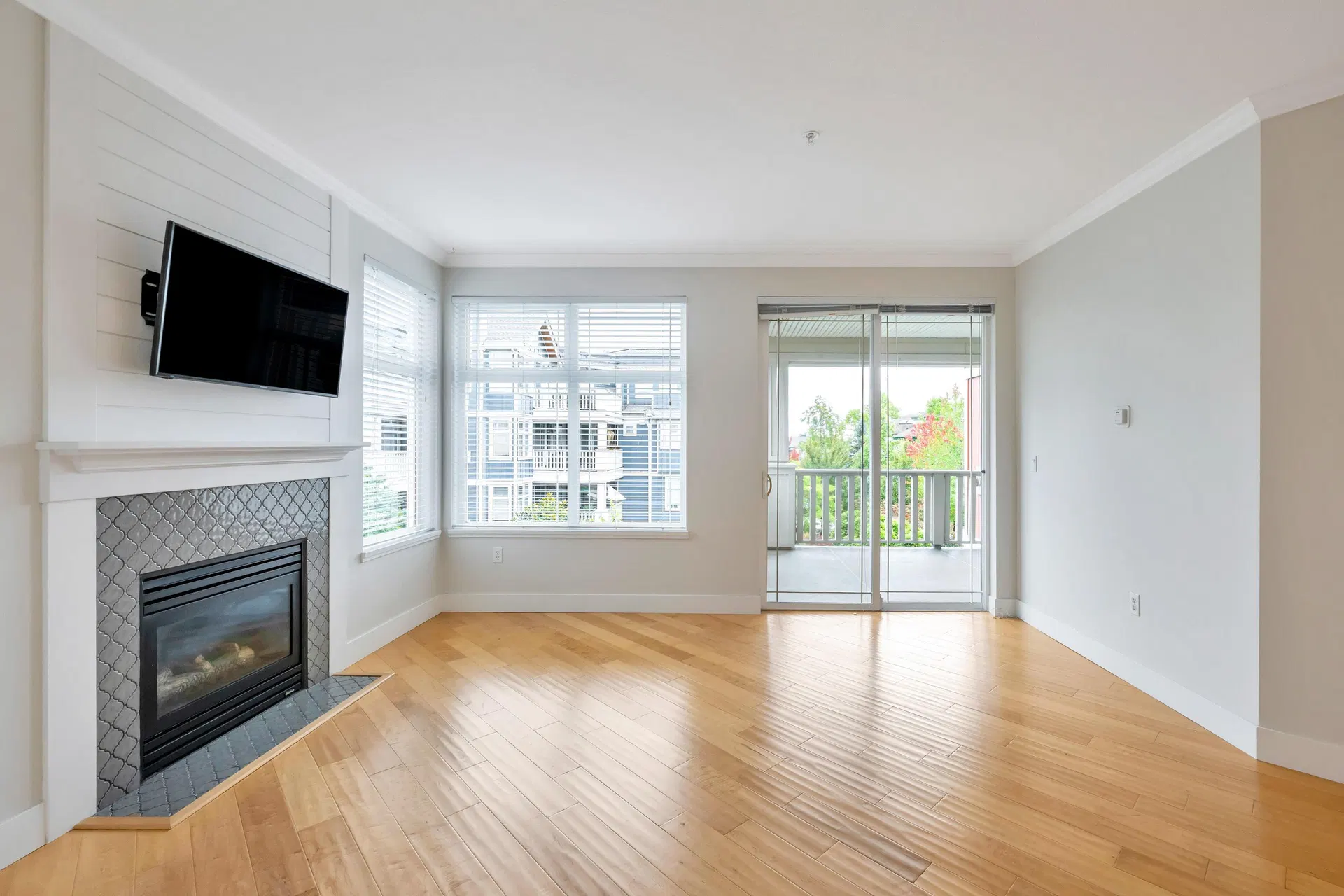 Photo 4 of 37 at #305 – 15368 16a Avenue