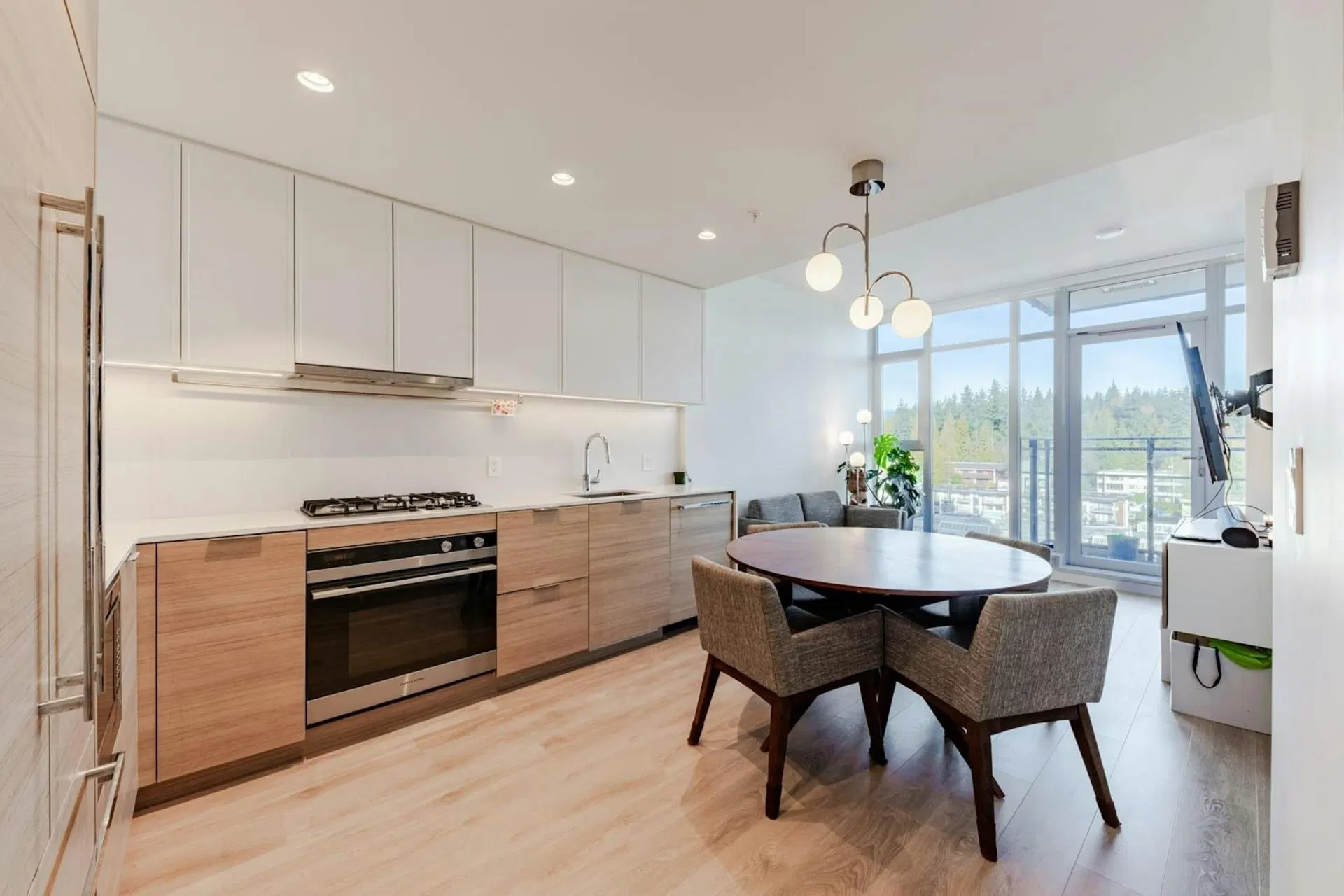 Photo 4 of 12 at #808 – 1045 Austin Avenue