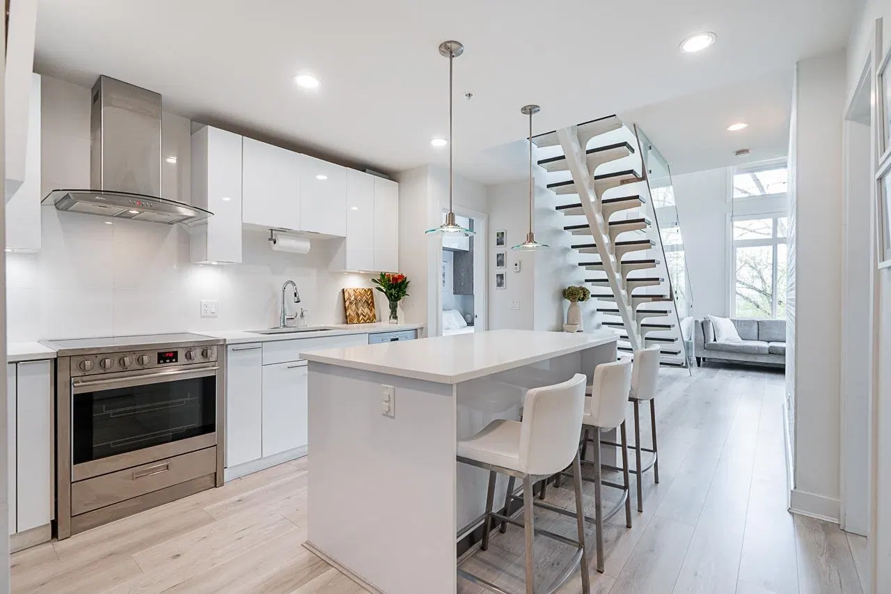 Photo 4 of 40 at #606 – 733 W 3rd Street