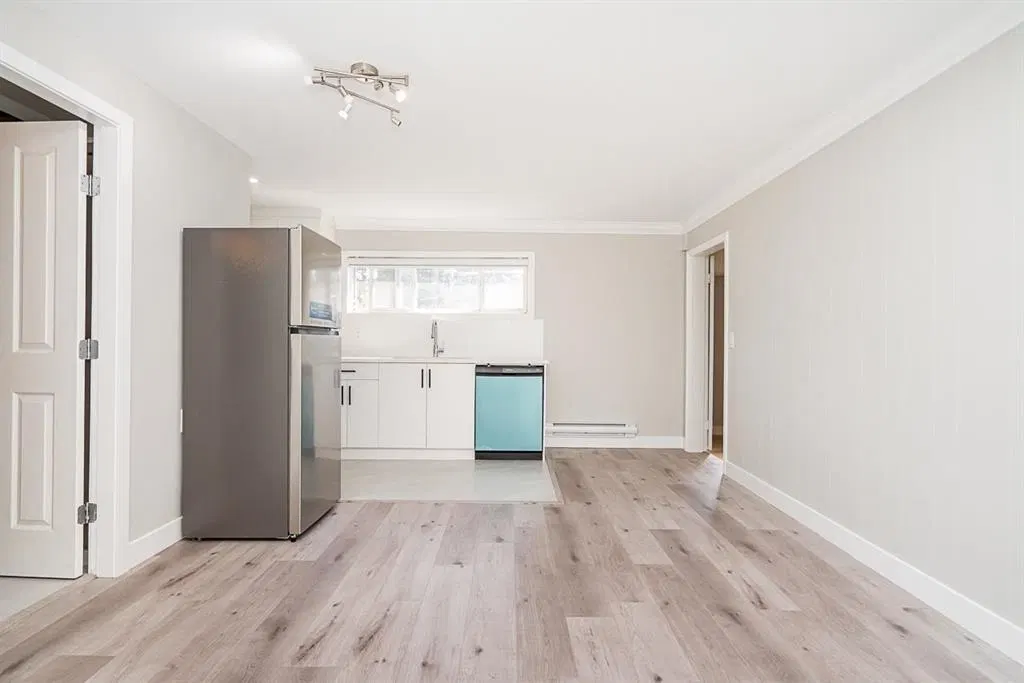 Photo 5 of 22 at 10064 127b Street