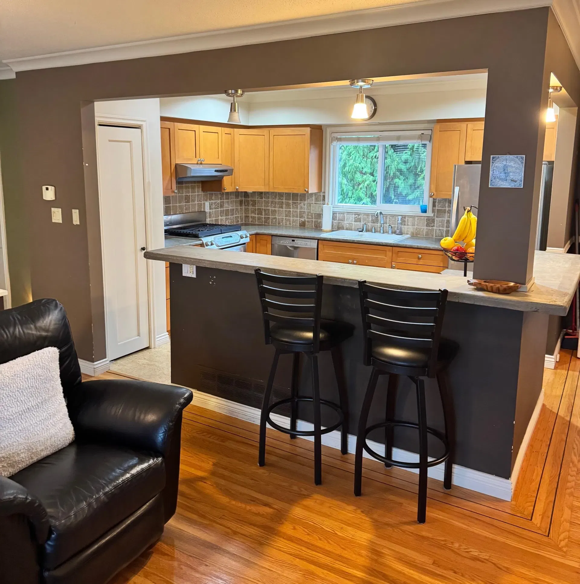 Photo 4 of 18 at 15980 Thrift Avenue