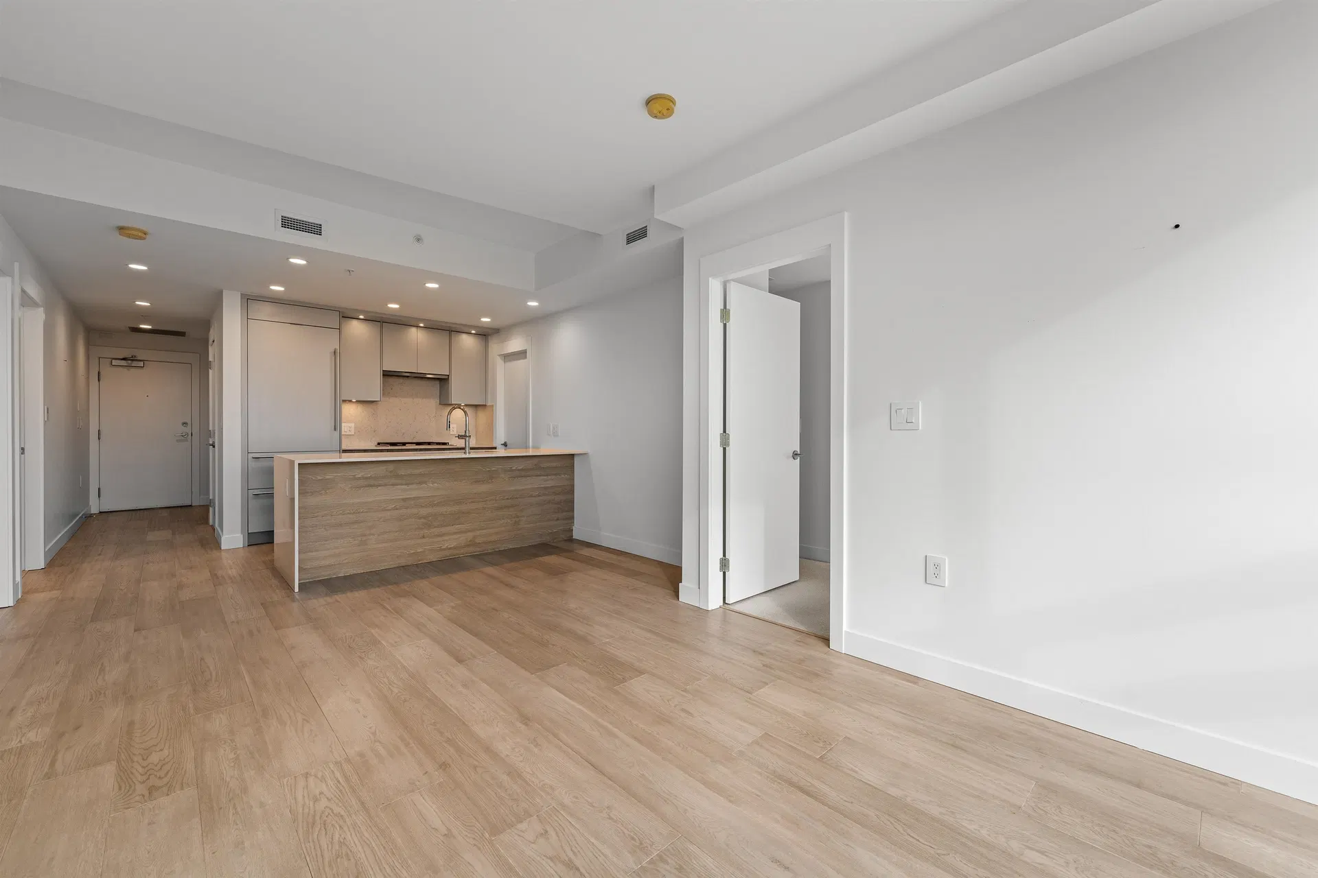 Photo 4 of 21 at #408 – 7638 Cambie Street