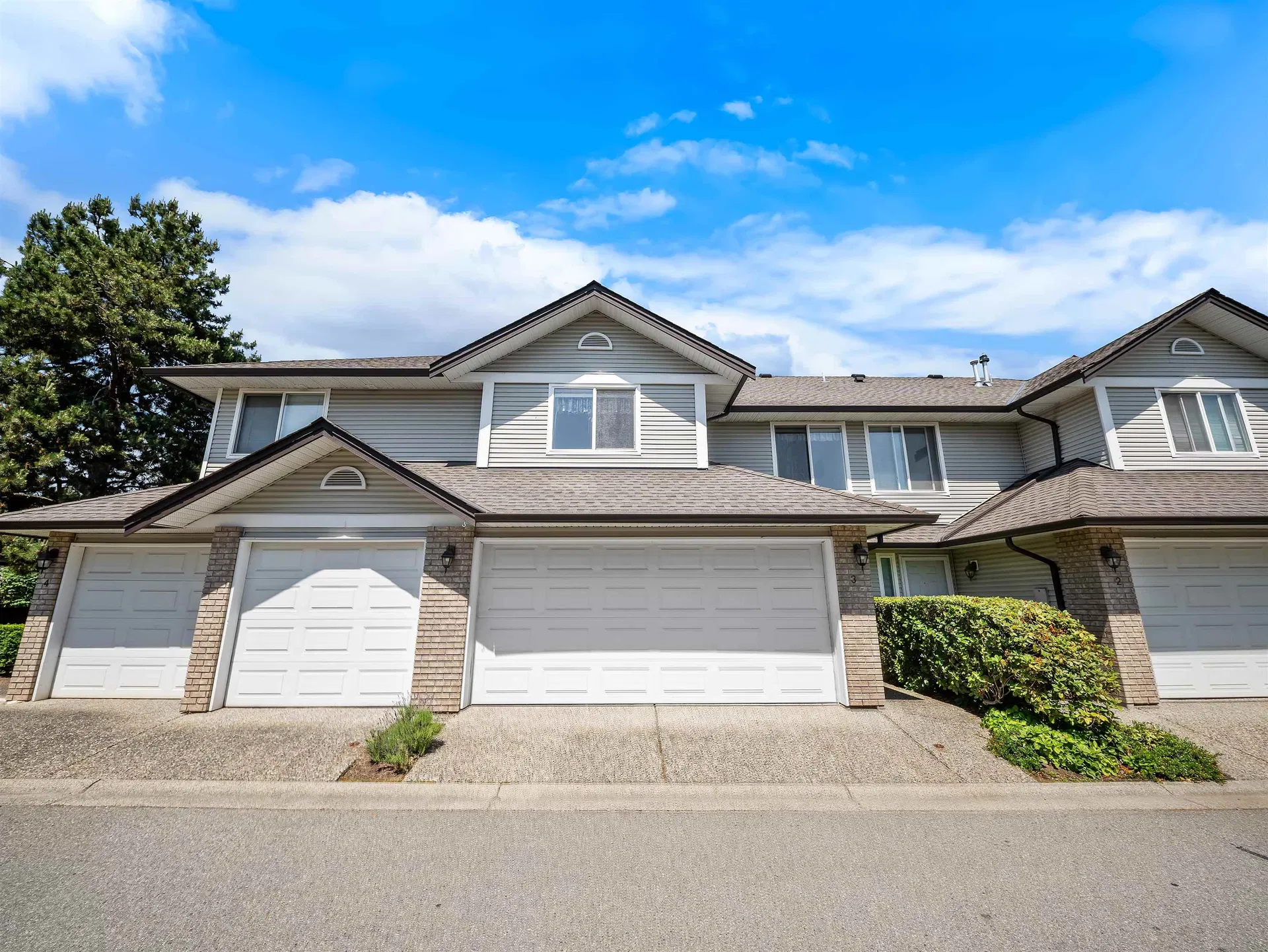 Photo 3 of 31 at #3 – 1370 Riverwood Gate
