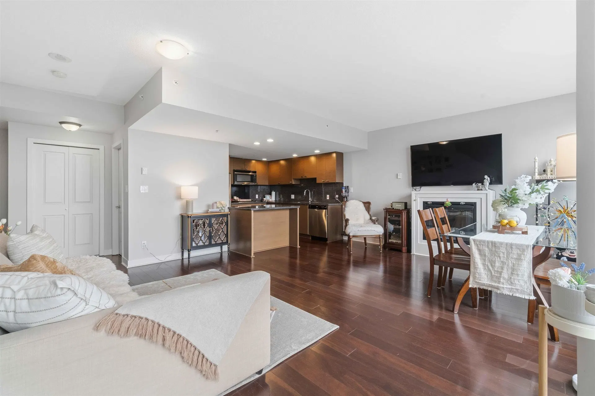 Photo 3 of 22 at #1805 – 6333 Katsura Street