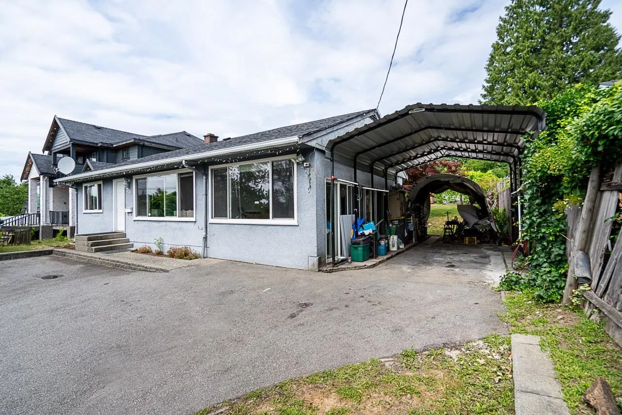 Photo 3 of 36 at 711 Alderson Avenue
