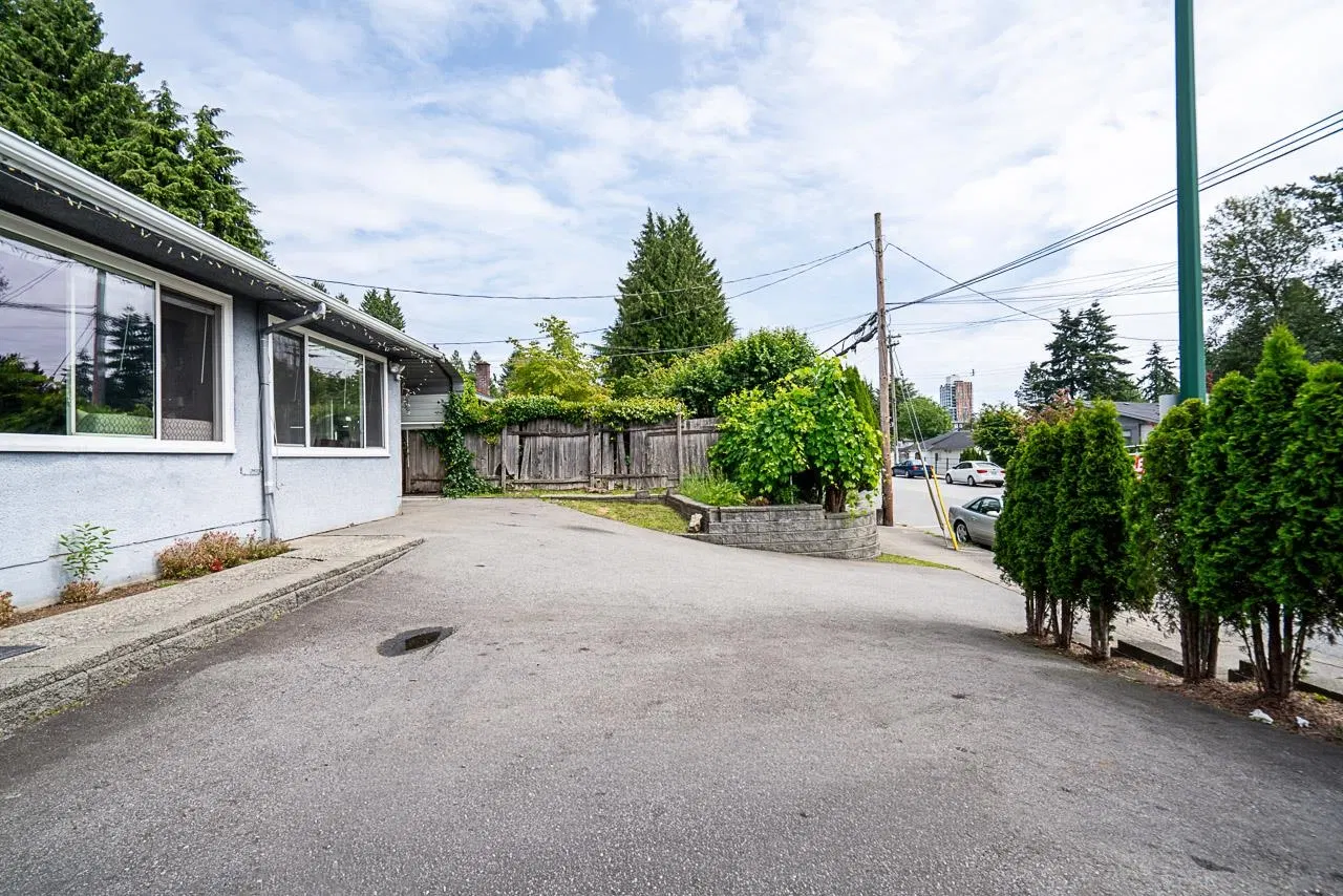 Photo 4 of 36 at 711 Alderson Avenue