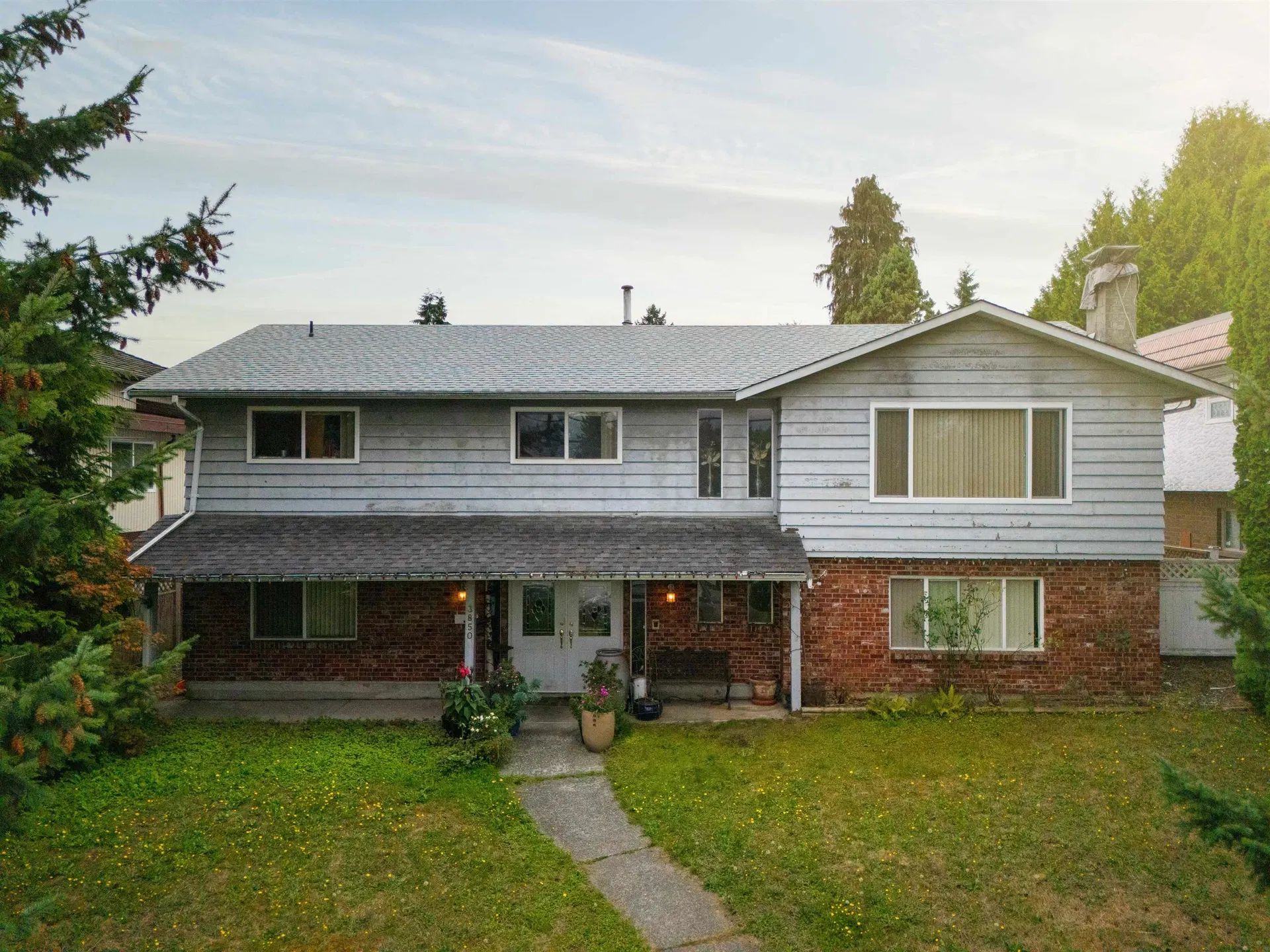 Photo 1 of 21 at 3850 Moscrop Street