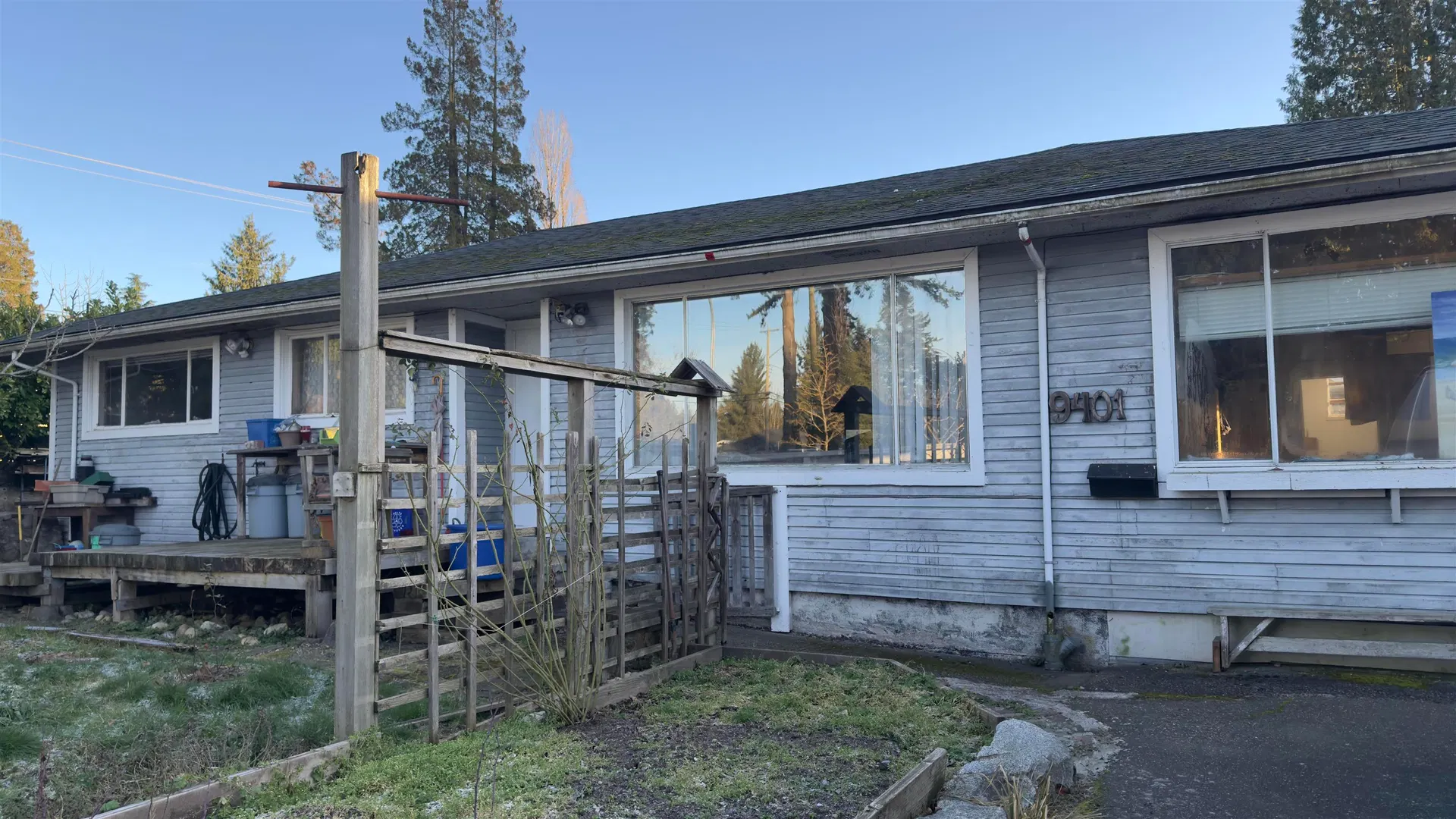 Photo 3 of 18 at 9401 Dawson Crescent