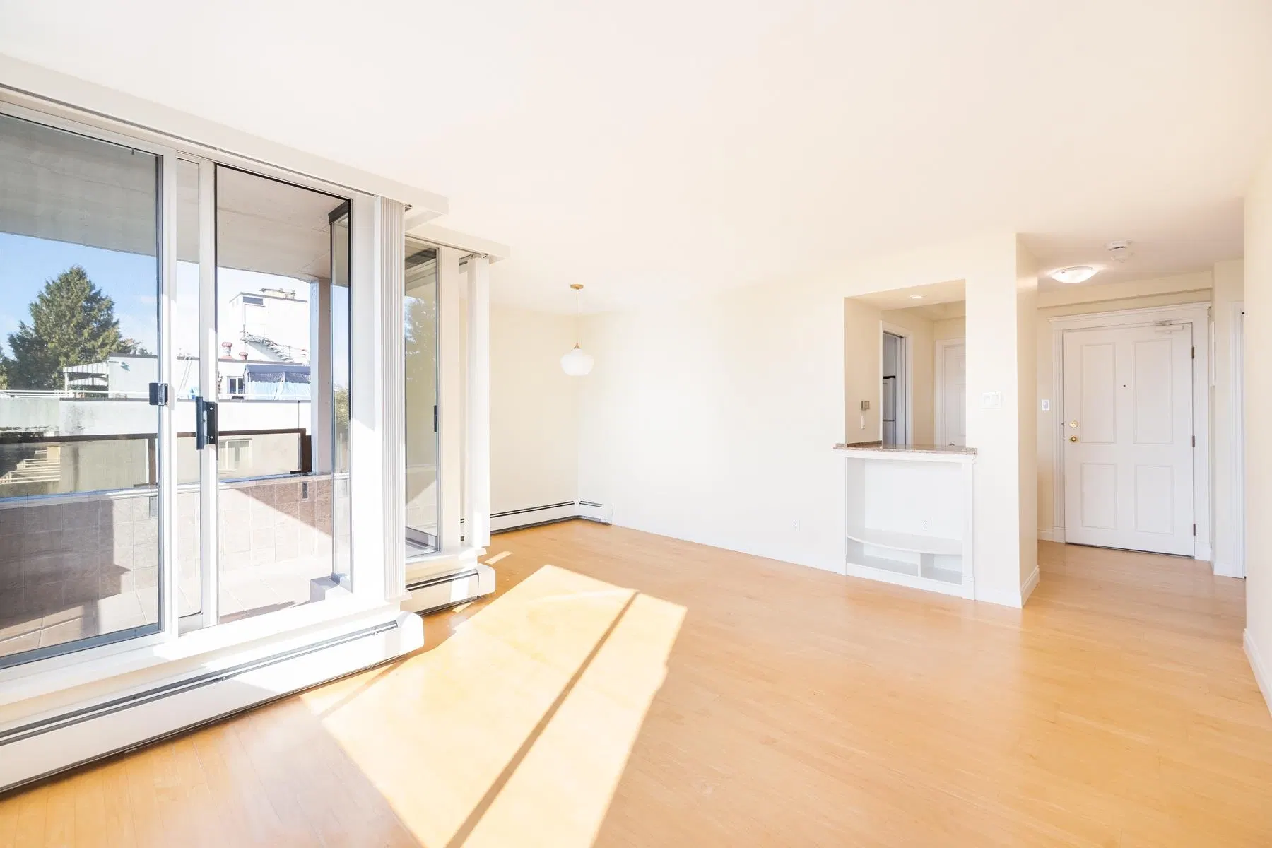 Photo 5 of 31 at #703 – 1737 Duchess Avenue