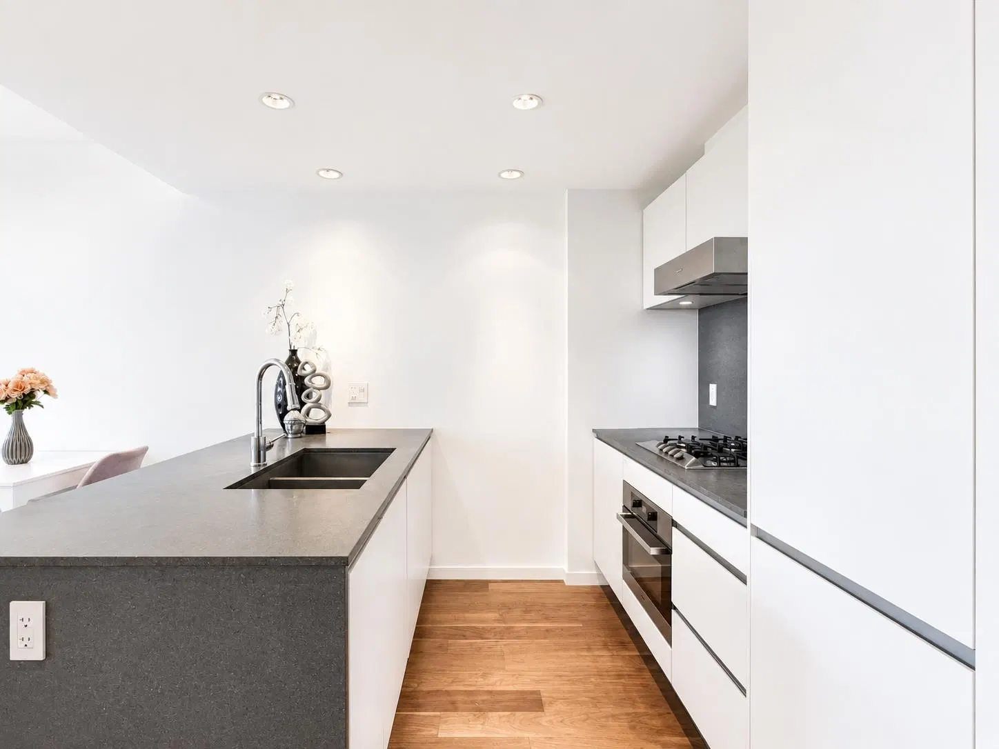 Photo 5 of 16 at #907 – 8488 Cornish Street