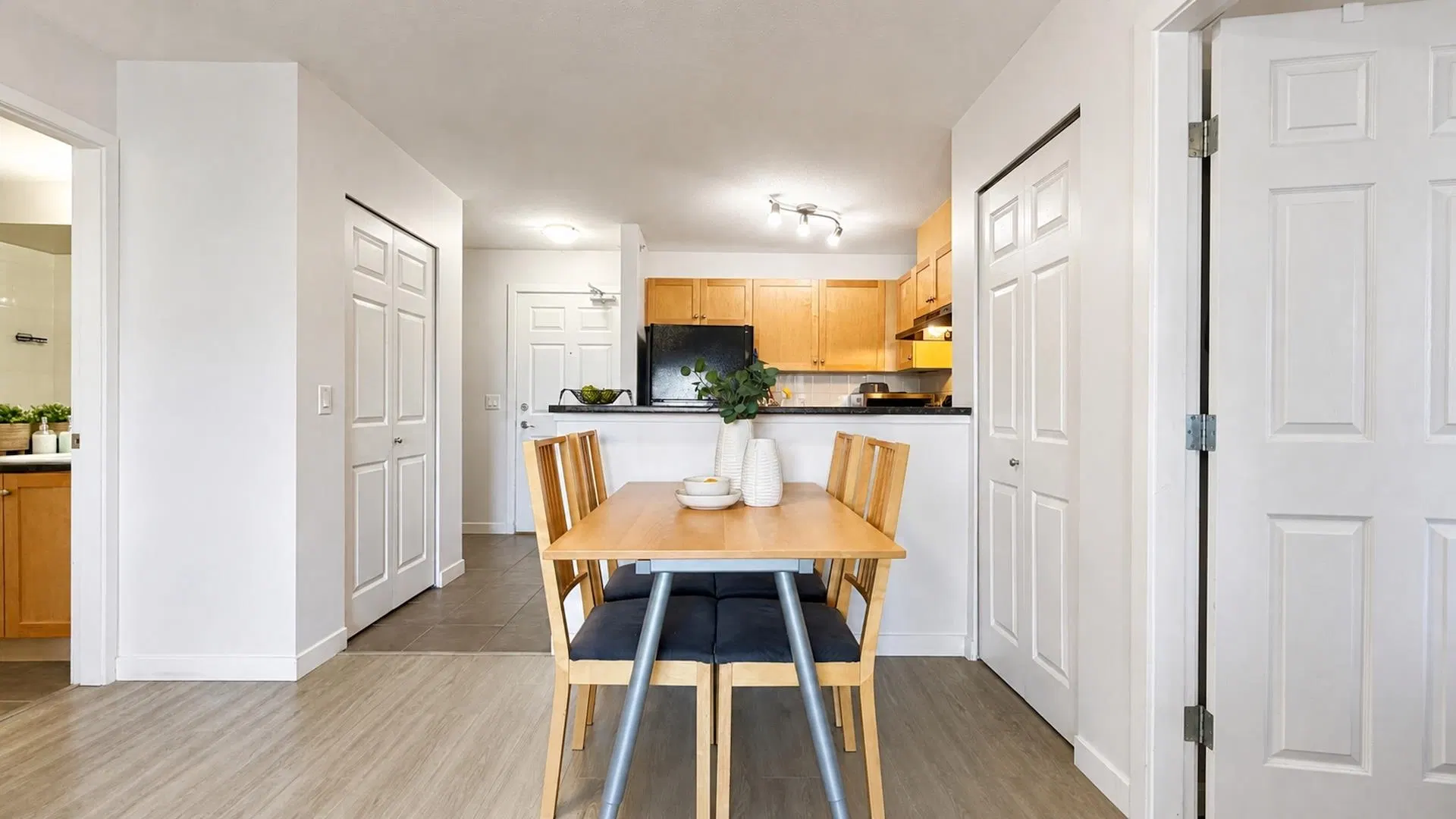 Photo 3 of 21 at #3411 – 240 Sherbrooke Street