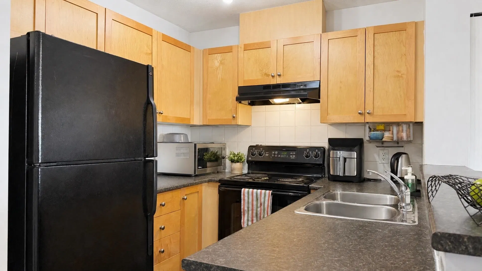 Photo 4 of 21 at #3411 – 240 Sherbrooke Street