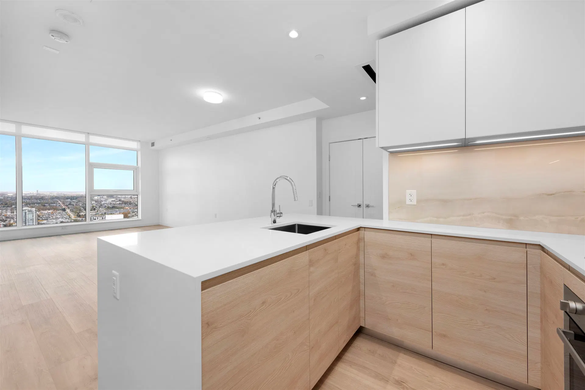 Photo 4 of 31 at #4001 – 680 Quayside Drive