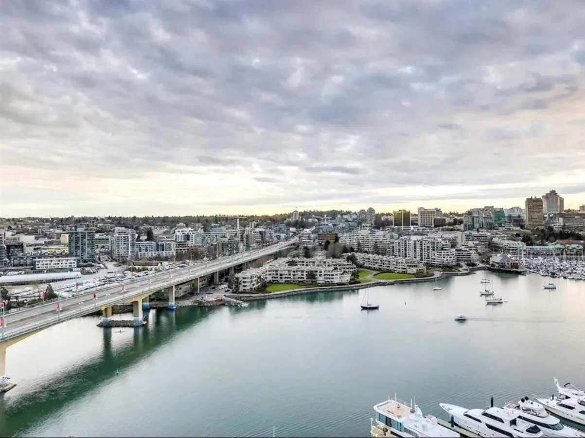 Photo 3 of 40 at #2706 – 1033 Marinaside Crescent