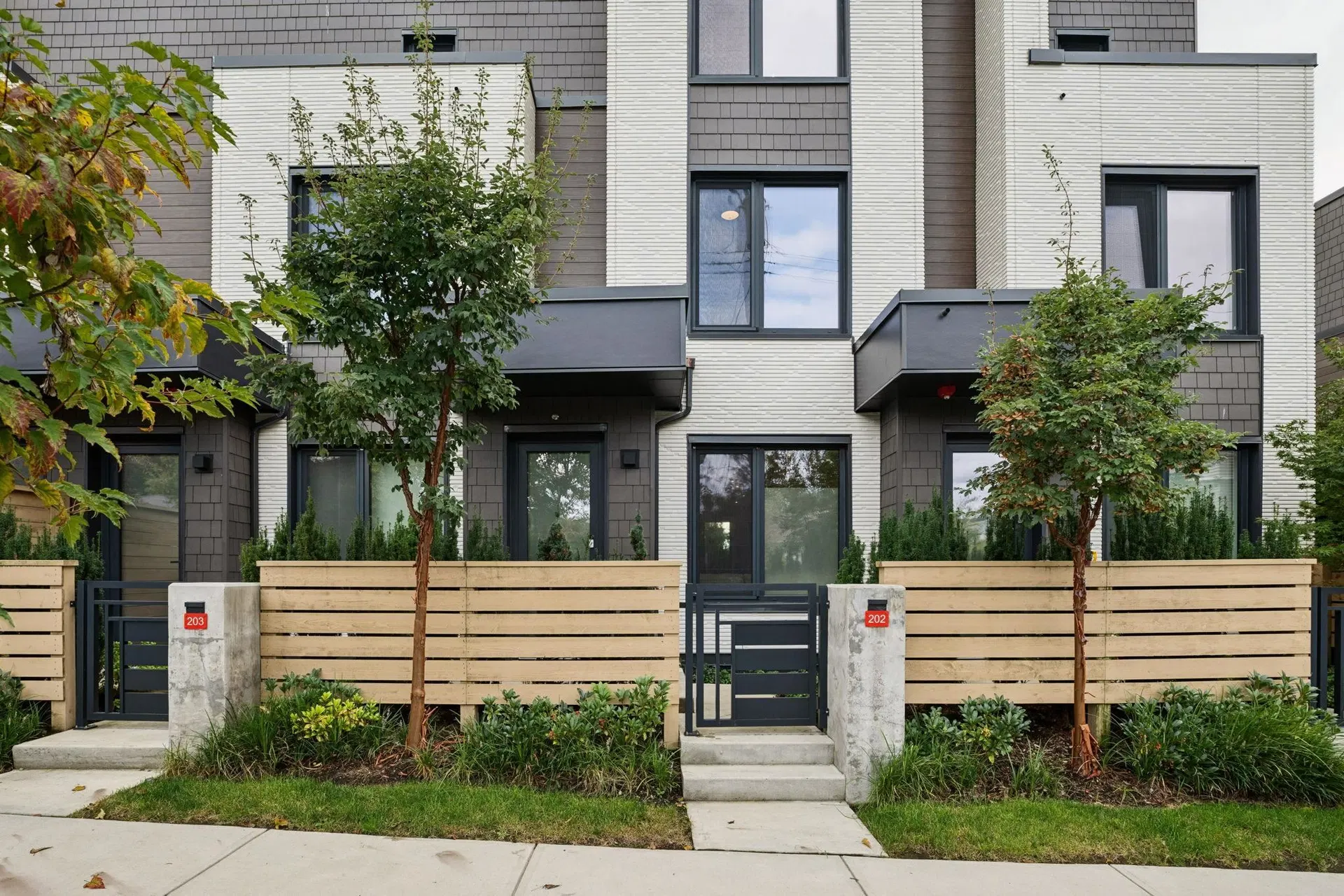 Photo 2 of 35 at #202 – 606 Foster Avenue