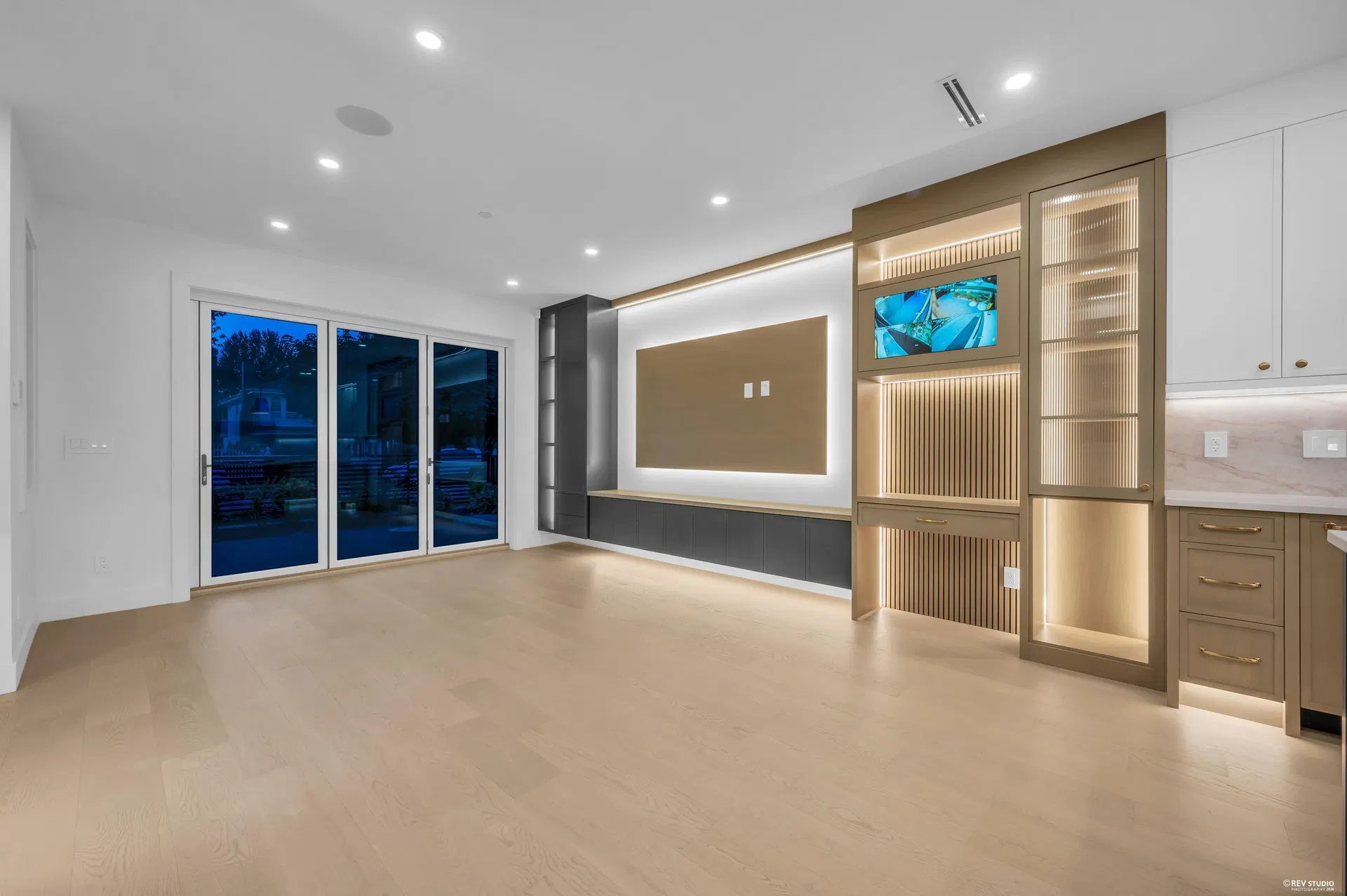 Photo 5 of 28 at #1 – 5150 Spencer Street