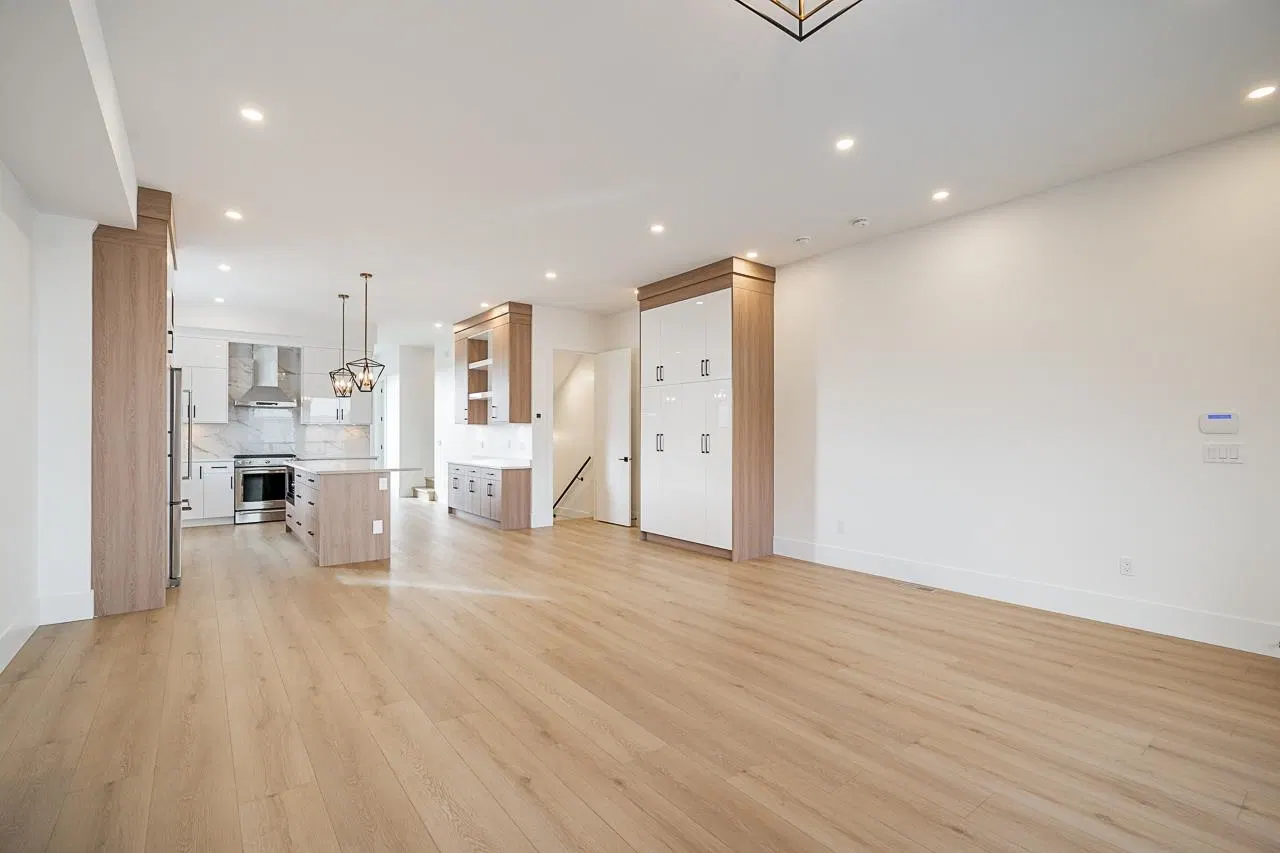 Photo 3 of 33 at 16685 16 Avenue