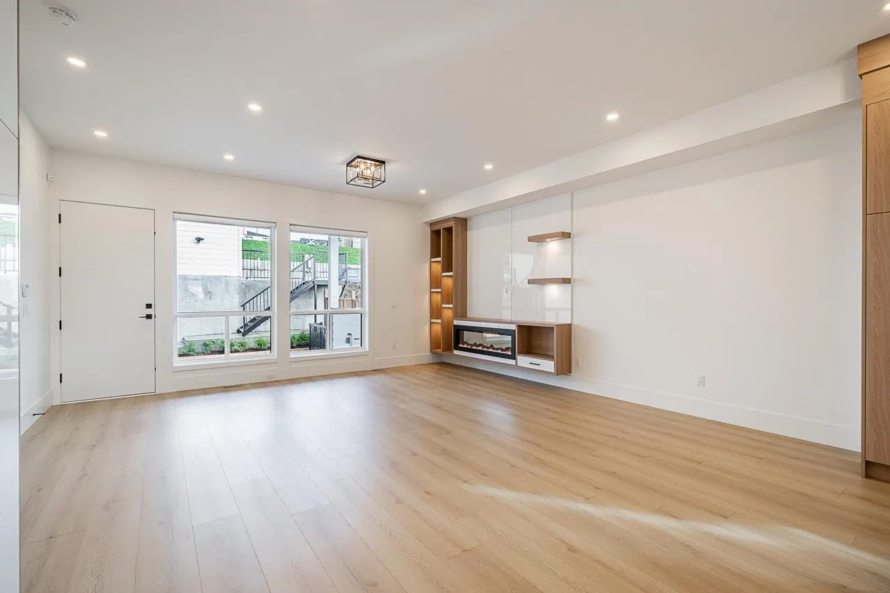 Photo 4 of 33 at 16685 16 Avenue